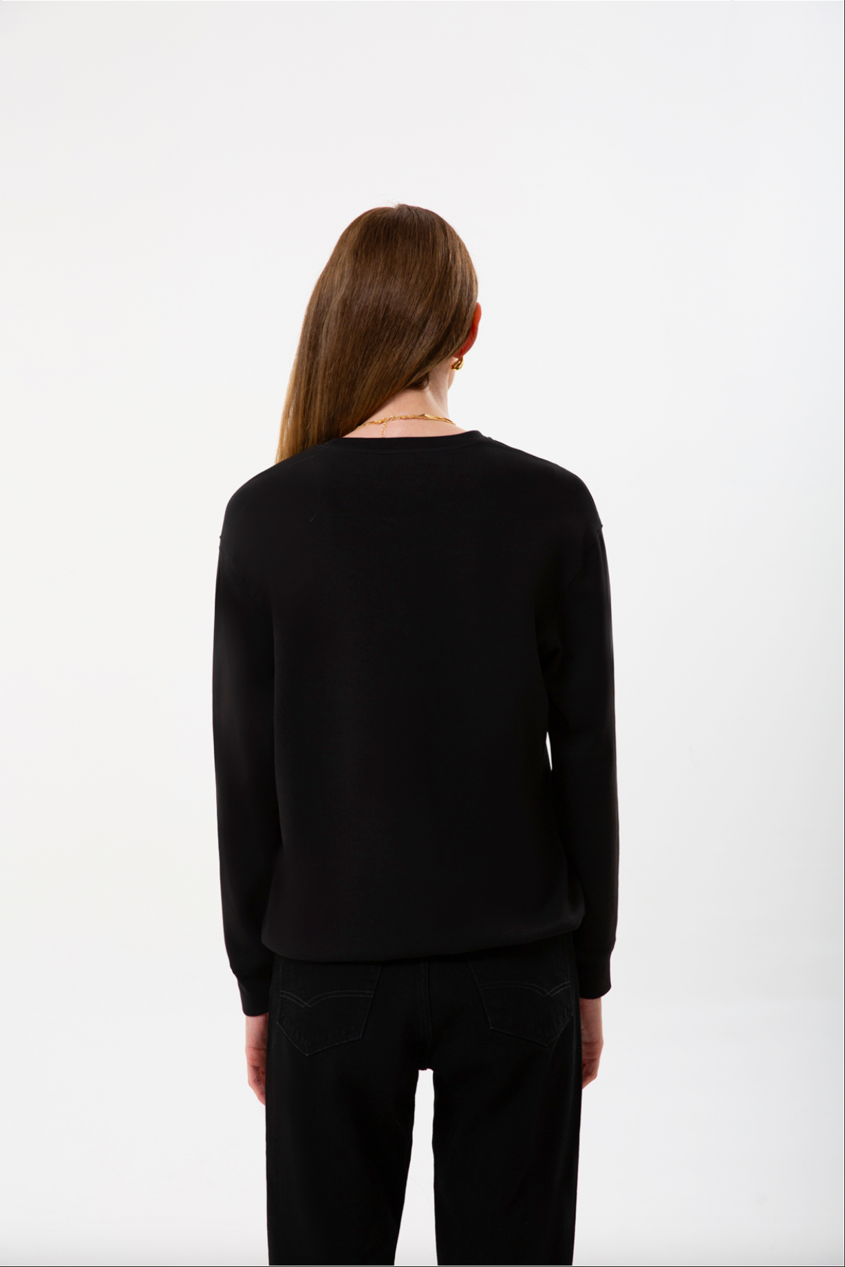 UNIQVIBE’ın regular kalıp organik pamuk kadın sweatshirt modeli; yumuşak dokusu ve nefes alan yapısıyla gün boyu doğal bir konfor sunar. Minimal çizgisiyle günlük stile ve şehir hayatına uyum sağlayan bu tasarım, hafif ve uzun ömürlü yapısıyla doğaya saygılı bir seçenek oluşturur. ‘Kadın sweatshirt’ ve ‘organik pamuk sweatshirt’ aramalarında öne çıkan bu model, zamansız bir rahatlık ve modern bir görünüm sunar.