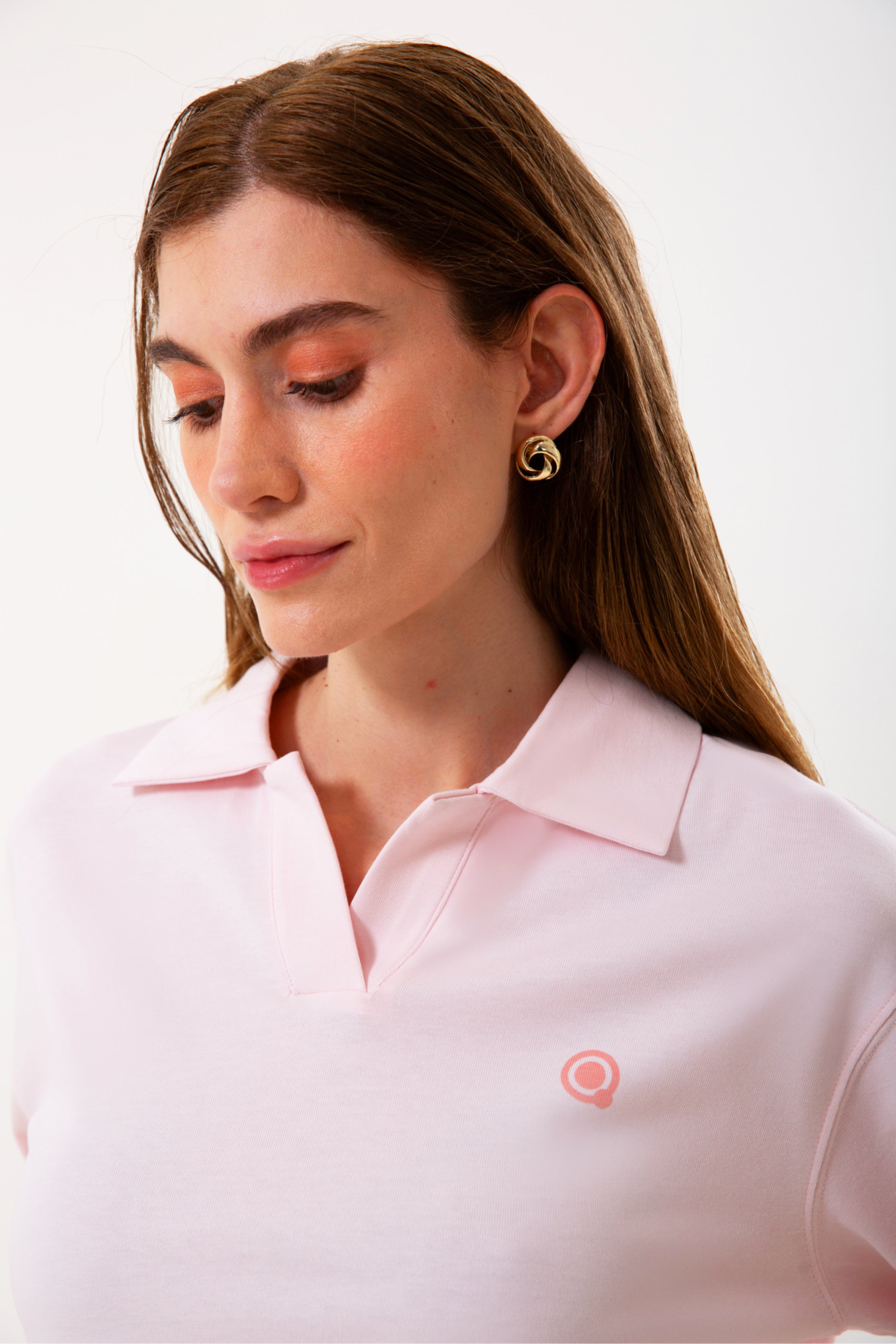 Polo Yaka %100 Organik Pamuk Pembe Kadın Uzun Kollu Tişört, şıklık ve konforu birleştirir. Çevre dostu organik pamuktan üretilen bu tişört, yumuşak dokusu ve polo yaka detayıyla her tarza uyum sağlar. Uzun kollu tasarımı ve beyaz rengiyle hem günlük hem de şık kombinasyonlar için ideal! 