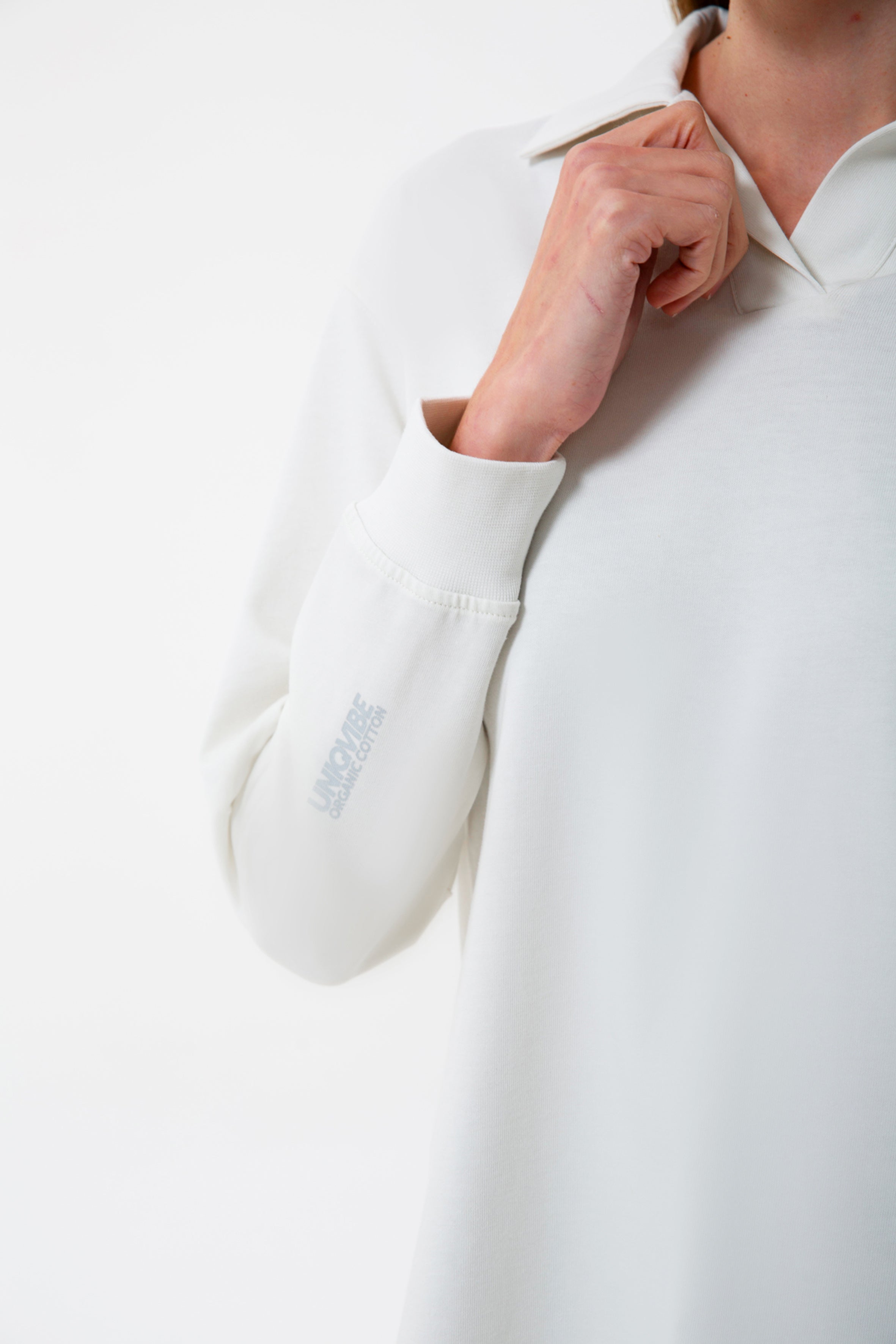 Polo Yaka %100 Organik Pamuk Beyaz Kadın Uzun Kollu Tişört, şıklık ve konforu birleştirir. Çevre dostu organik pamuktan üretilen bu tişört, yumuşak dokusu ve polo yaka detayıyla her tarza uyum sağlar. Uzun kollu tasarımı ve beyaz rengiyle hem günlük hem de şık kombinasyonlar için ideal! 