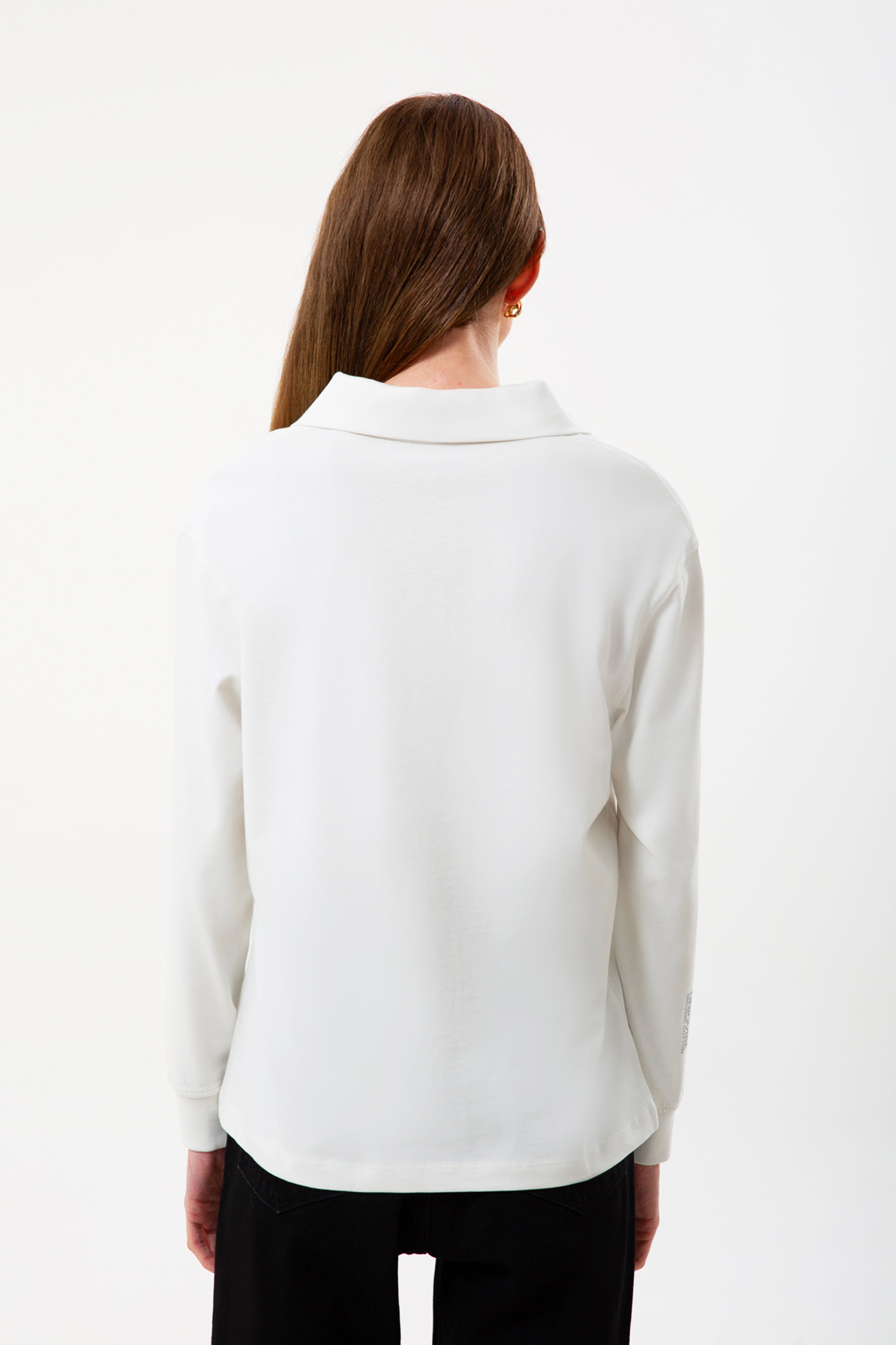 Polo Yaka %100 Organik Pamuk Beyaz Kadın Uzun Kollu Tişört, şıklık ve konforu birleştirir. Çevre dostu organik pamuktan üretilen bu tişört, yumuşak dokusu ve polo yaka detayıyla her tarza uyum sağlar. Uzun kollu tasarımı ve beyaz rengiyle hem günlük hem de şık kombinasyonlar için ideal! 