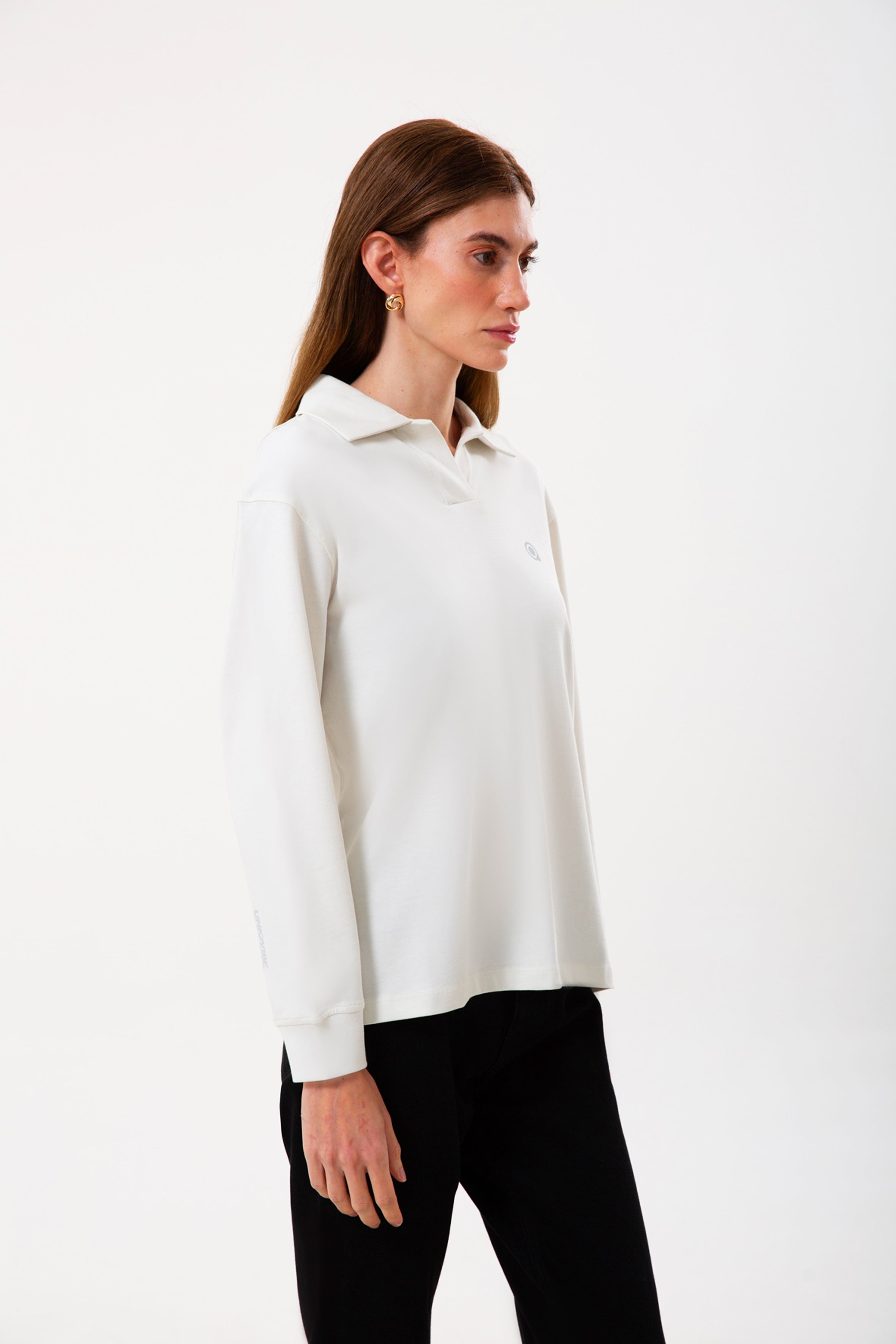 Polo Yaka %100 Organik Pamuk Beyaz Kadın Uzun Kollu Tişört, şıklık ve konforu birleştirir. Çevre dostu organik pamuktan üretilen bu tişört, yumuşak dokusu ve polo yaka detayıyla her tarza uyum sağlar. Uzun kollu tasarımı ve beyaz rengiyle hem günlük hem de şık kombinasyonlar için ideal! 