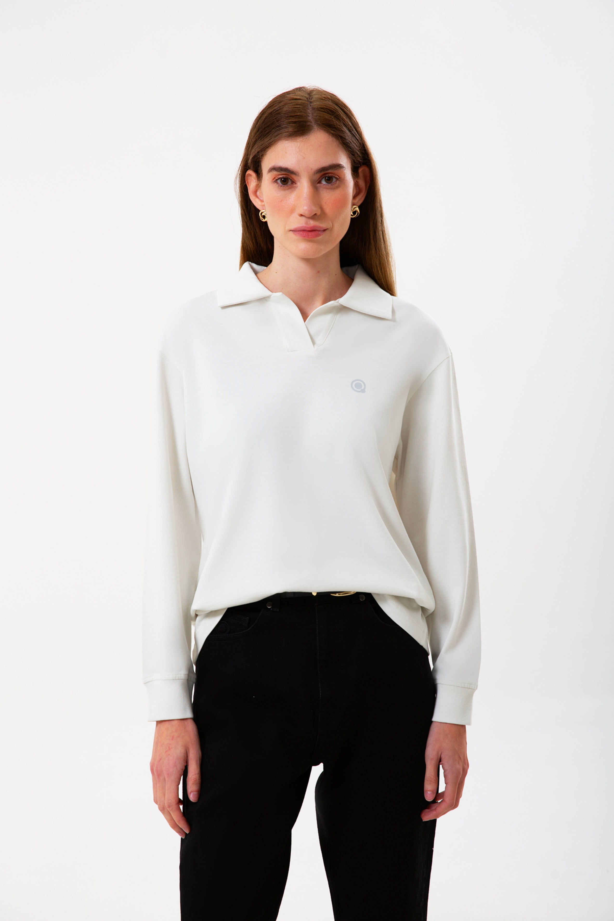 Polo Yaka %100 Organik Pamuk Beyaz Kadın Uzun Kollu Tişört, şıklık ve konforu birleştirir. Çevre dostu organik pamuktan üretilen bu tişört, yumuşak dokusu ve polo yaka detayıyla her tarza uyum sağlar. Uzun kollu tasarımı ve beyaz rengiyle hem günlük hem de şık kombinasyonlar için ideal! 