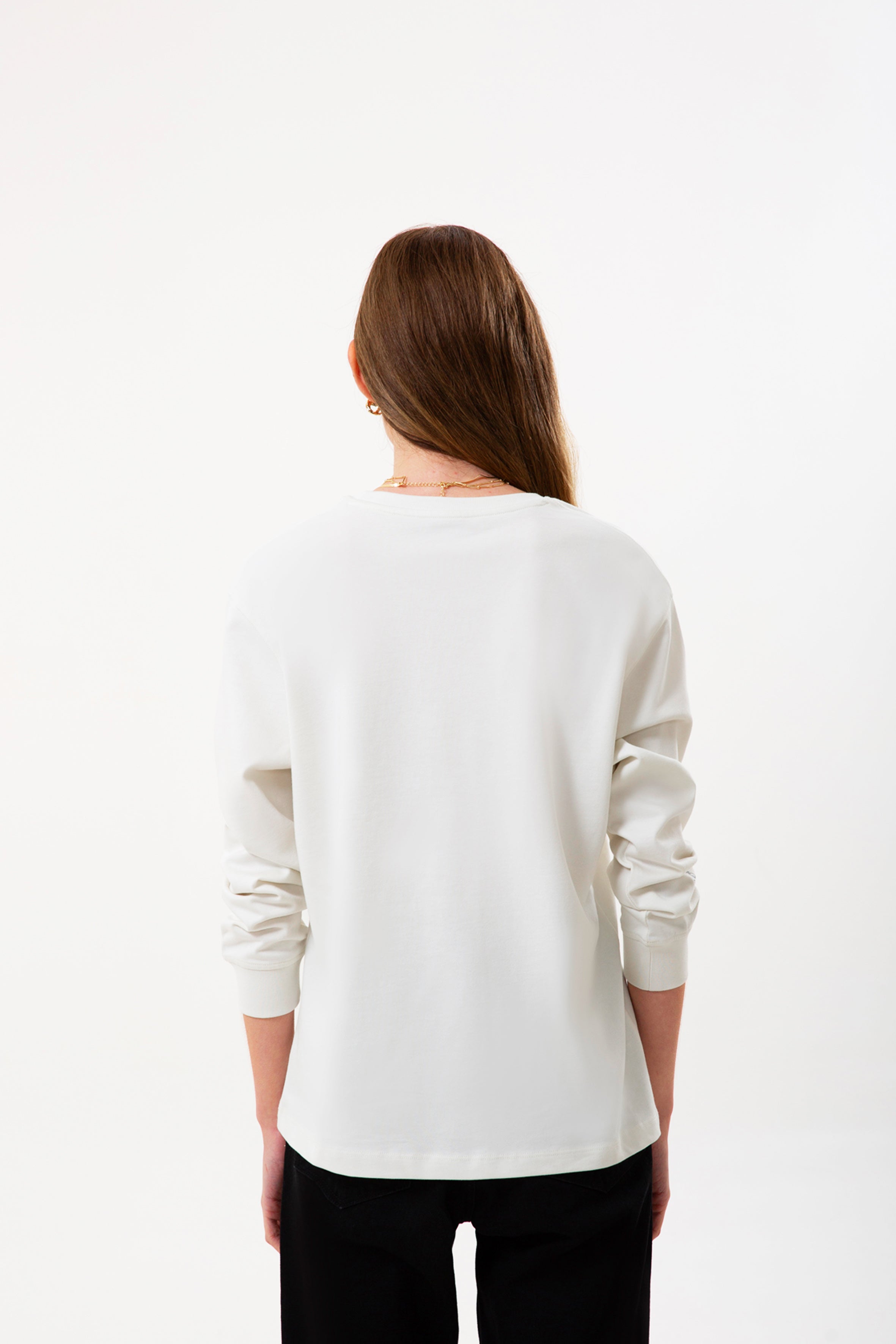 Regular %100 Organik Pamuk Beyaz Kadın Uzun Kollu Tişört, şıklık ve konforu birleştirir. 