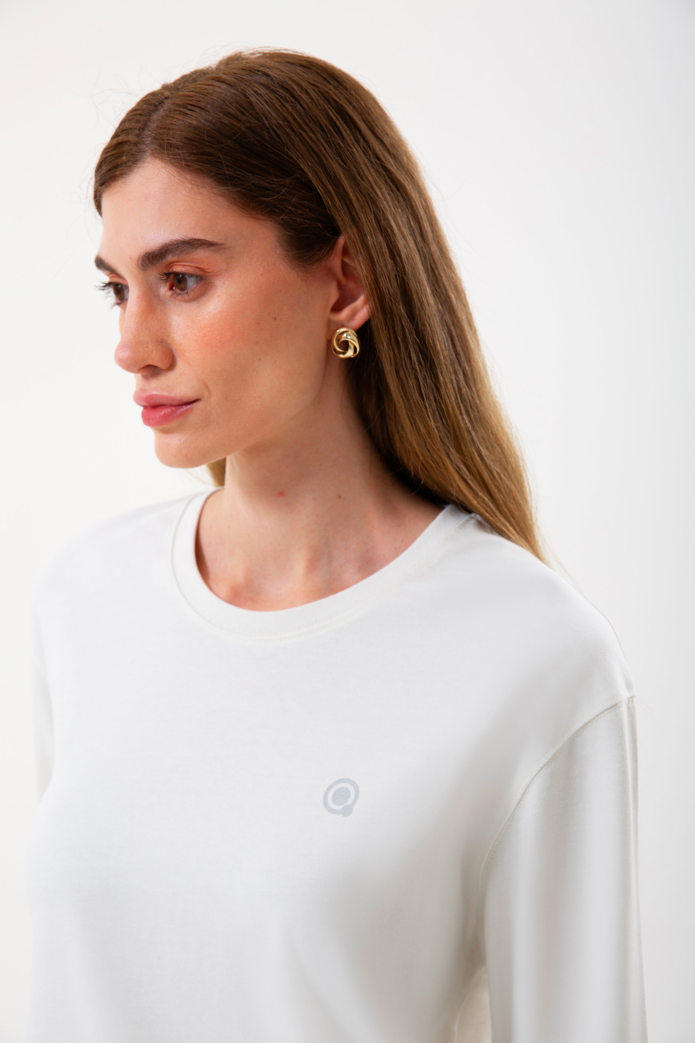 %100 Organik Pamuklu Beyaz Kadın Uzun Kollu Tişört, şıklık ve konforu birleştirir. 