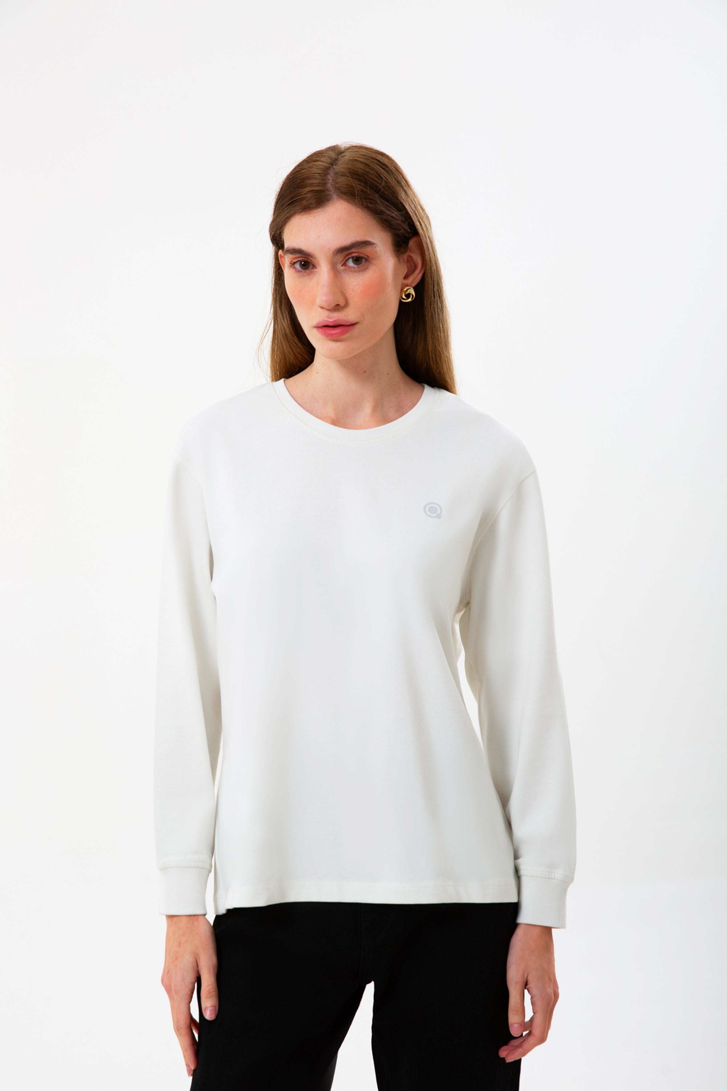 %100 Organik Pamuklu Beyaz Kadın Uzun Kollu Tişört, şıklık ve konforu birleştirir. 