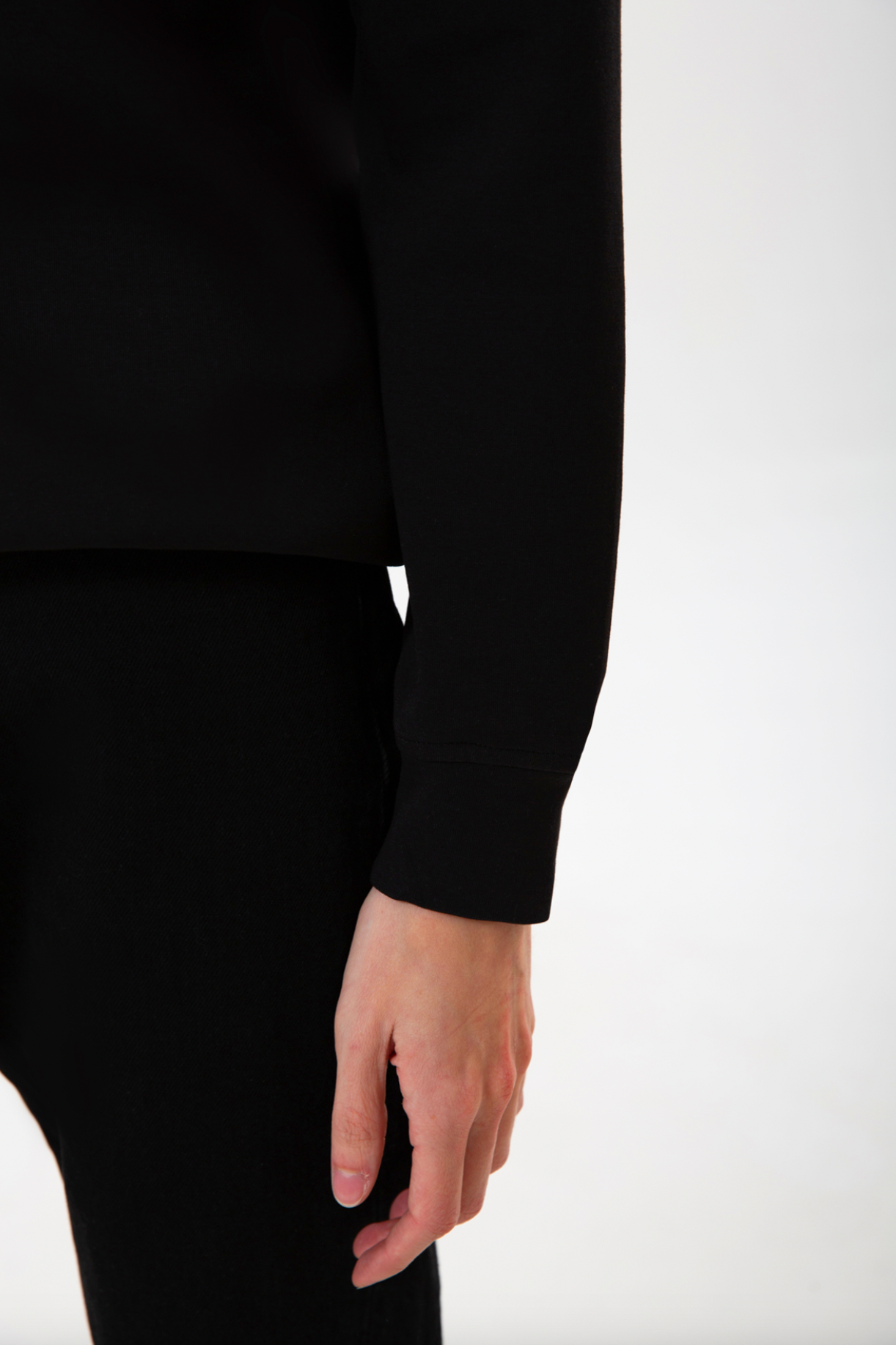 UNIQVIBE’ın regular kalıp organik pamuk kadın sweatshirt modeli; yumuşak dokusu ve nefes alan yapısıyla gün boyu doğal bir konfor sunar. Minimal çizgisiyle günlük stile ve şehir hayatına uyum sağlayan bu tasarım, hafif ve uzun ömürlü yapısıyla doğaya saygılı bir seçenek oluşturur. ‘Kadın sweatshirt’ ve ‘organik pamuk sweatshirt’ aramalarında öne çıkan bu model, zamansız bir rahatlık ve modern bir görünüm sunar.