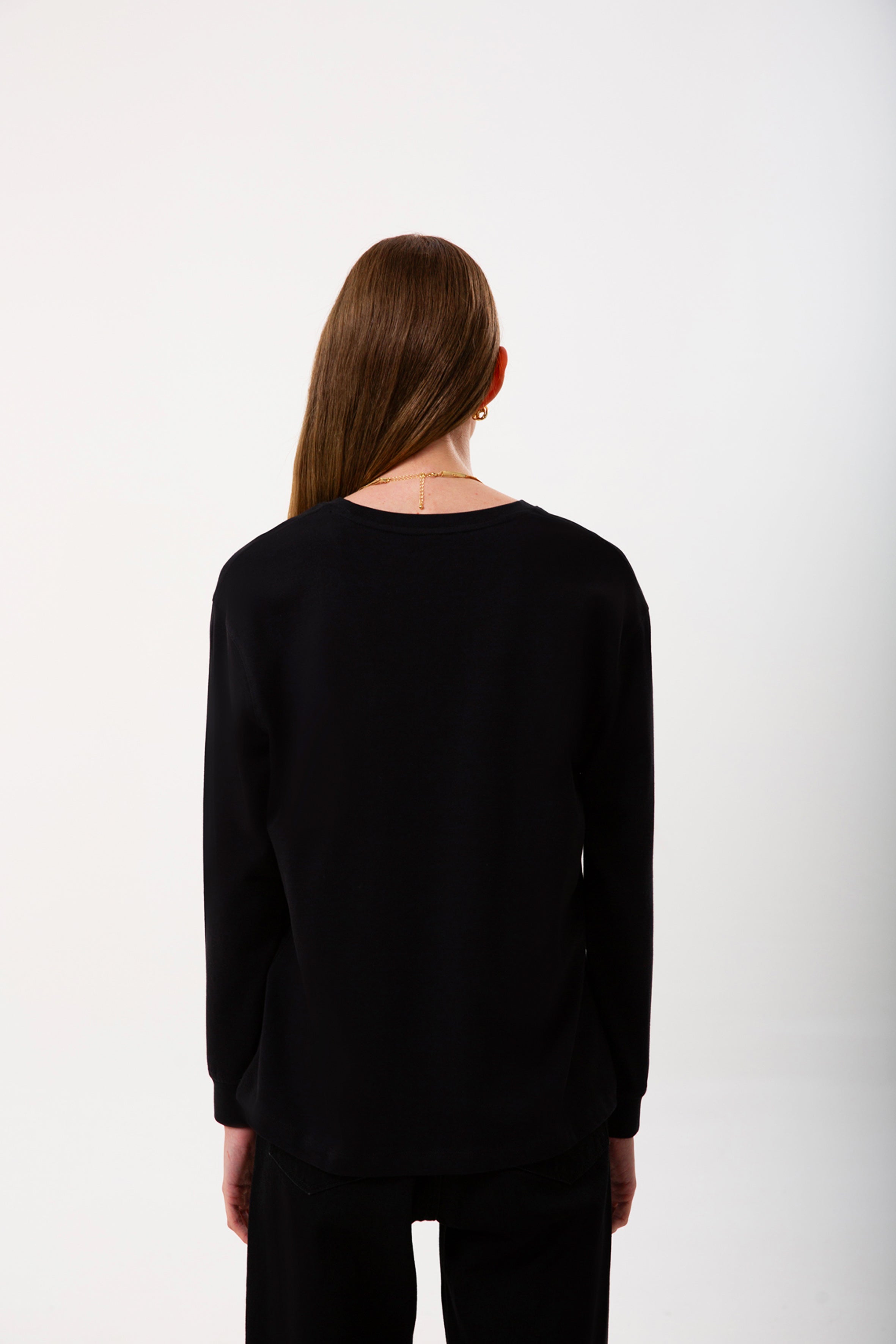 Regular  %100 Organik Pamuklu Siyah Kadın Uzun Kollu Tişört, şıklık ve konforu birleştirir. Çevre dostu organik pamuktan üretilen bu tişört, yumuşak dokusu ve yaka detayıyla her tarza uyum sağlar. Uzun kollu tasarımı ve siyah rengiyle hem günlük hem de şık kombinasyonlar için ideal! 