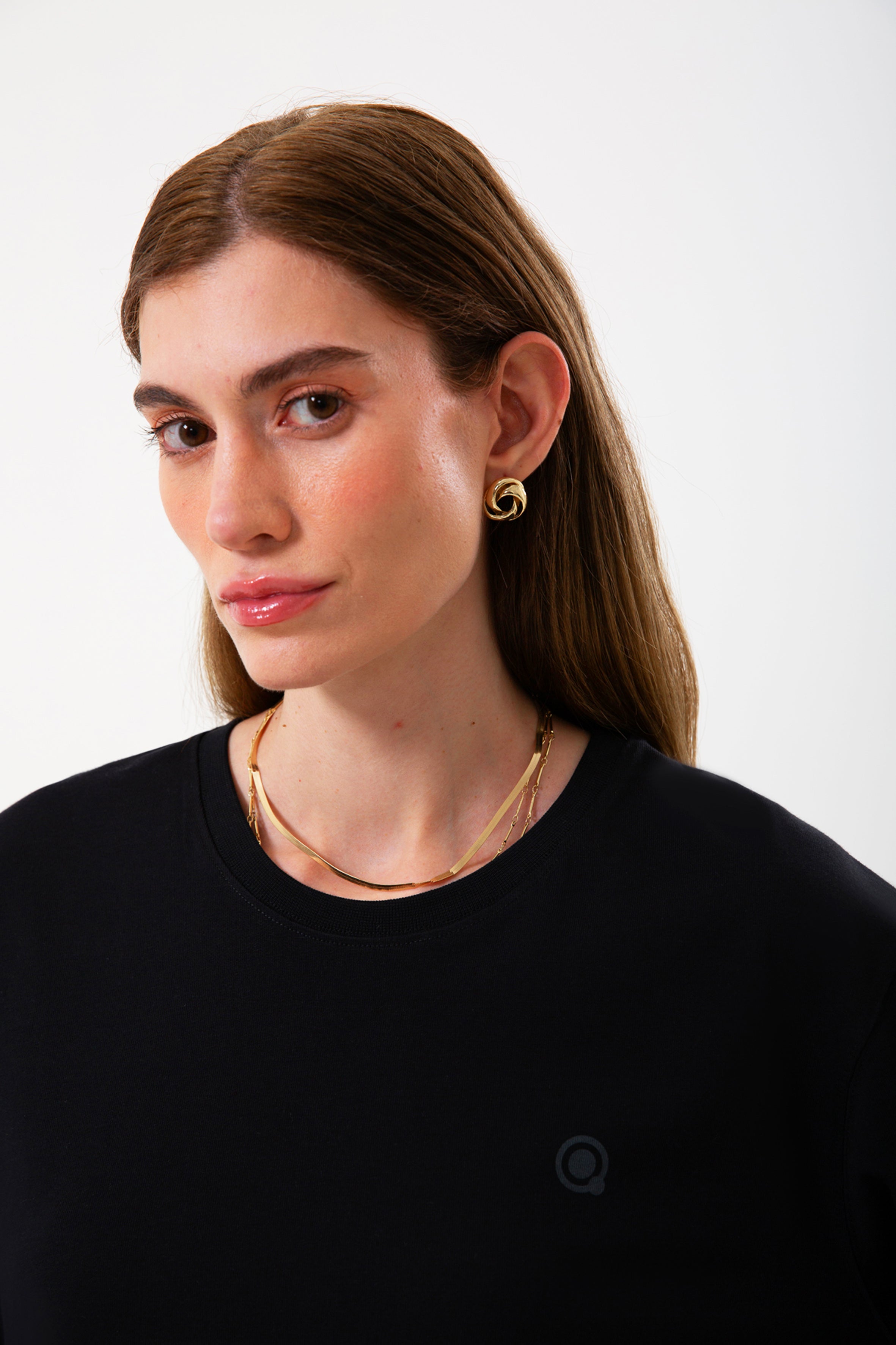 Regular %100 Organik Pamuklu Siyah Kadın Uzun Kollu Tişört, şıklık ve konforu birleştirir. Çevre dostu organik pamuktan üretilen bu tişört, yumuşak dokusu ve yaka detayıyla her tarza uyum sağlar. Uzun kollu tasarımı ve siyah rengiyle hem günlük hem de şık kombinasyonlar için ideal! 