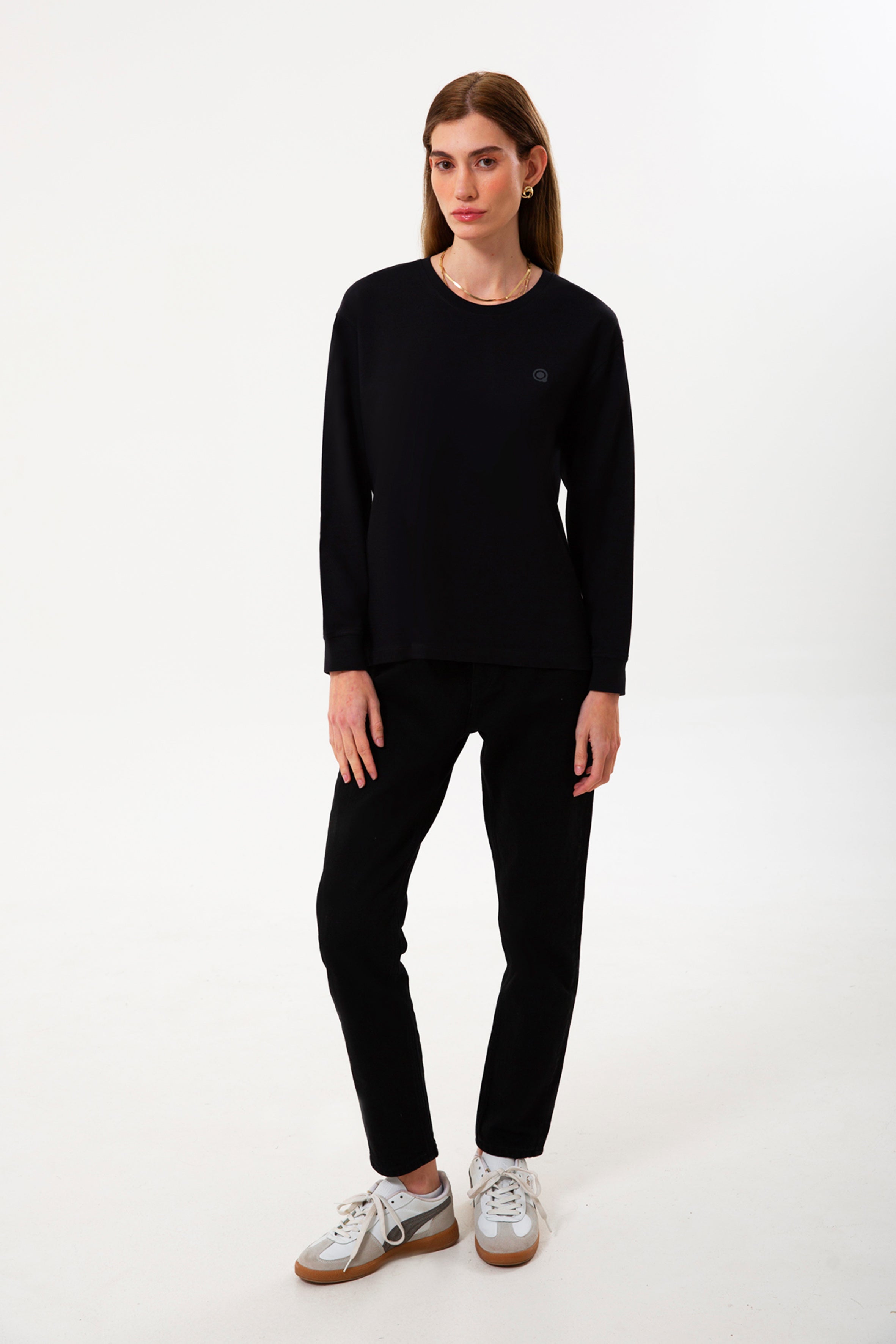 Regular  %100 Organik Pamuklu Siyah Kadın Uzun Kollu Tişört, şıklık ve konforu birleştirir. Çevre dostu organik pamuktan üretilen bu tişört, yumuşak dokusu ve yaka detayıyla her tarza uyum sağlar. Uzun kollu tasarımı ve siyah rengiyle hem günlük hem de şık kombinasyonlar için ideal! 