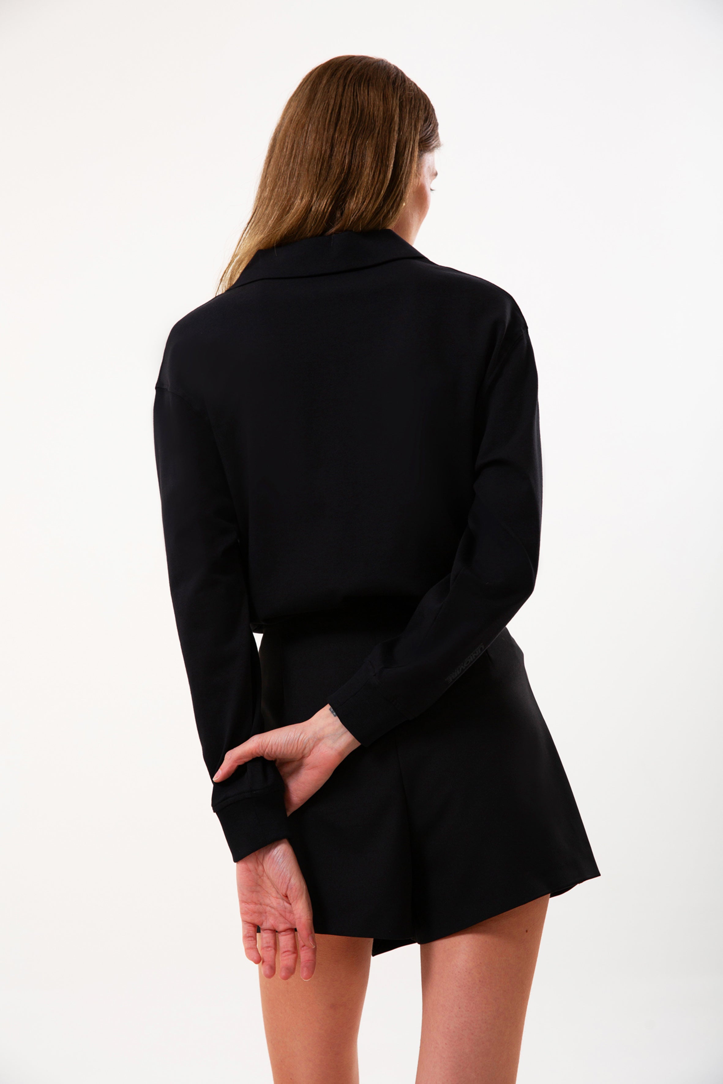 Polo Yaka %100 Organik Pamuk Siyah Kadın Uzun Kollu Tişört, şıklık ve konforu birleştirir. Çevre dostu organik pamuktan üretilen bu tişört, yumuşak dokusu ve polo yaka detayıyla her tarza uyum sağlar. Uzun kollu tasarımı ve siyah rengiyle hem günlük hem de şık kombinasyonlar için ideal!