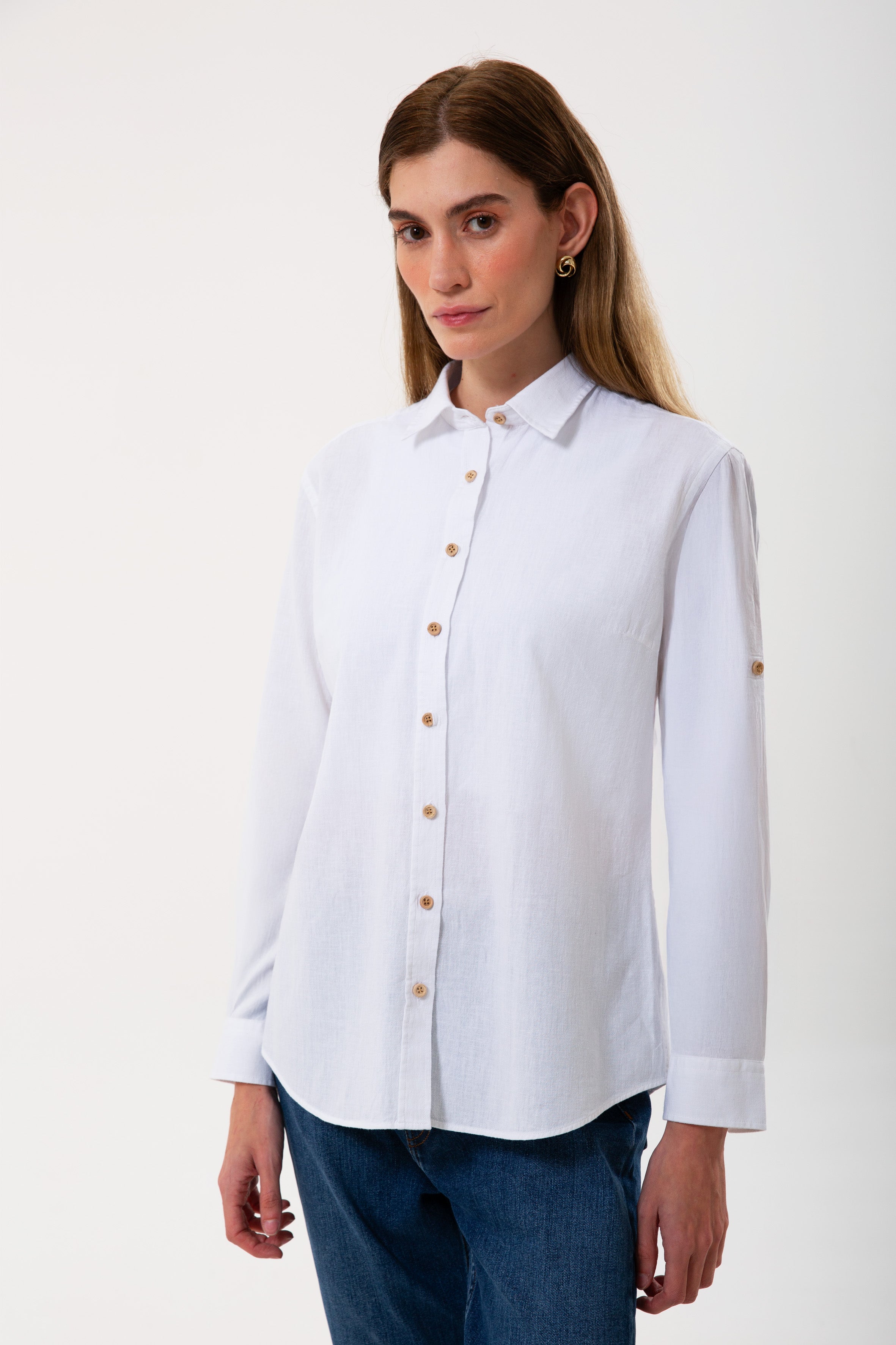 UNIQVIBE beyaz kadın keten gömlek, uzun kollu, düğmeli yaka detaylı, keten kumaştan üretilmiş şık ve modern bir tasarım. #Renk_Beyaz