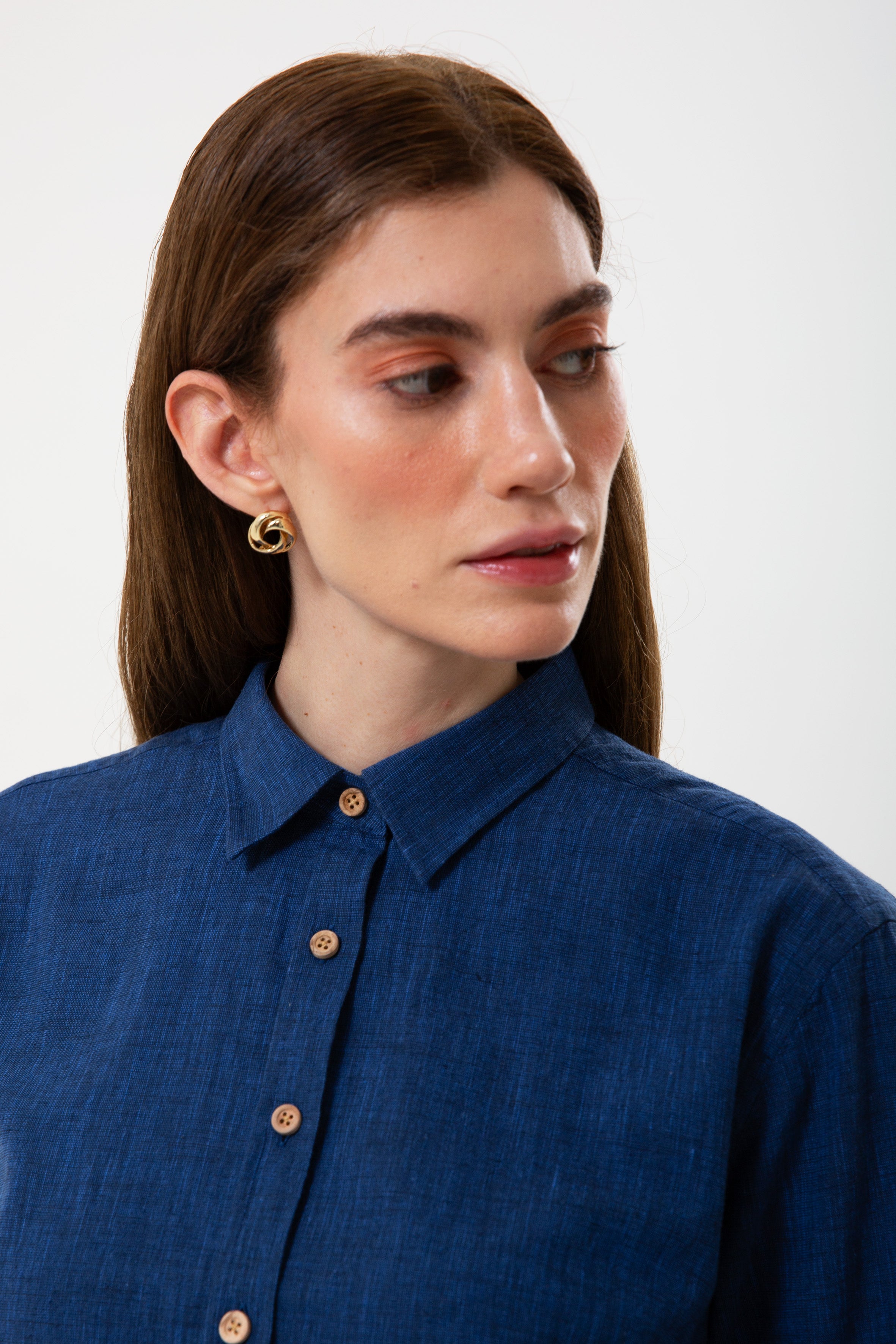 UNIQVIBE lacivert kadın keten gömlek, uzun kollu, düğmeli yaka detaylı, keten kumaştan üretilmiş şık ve modern bir tasarım. #Renk_Lacivert