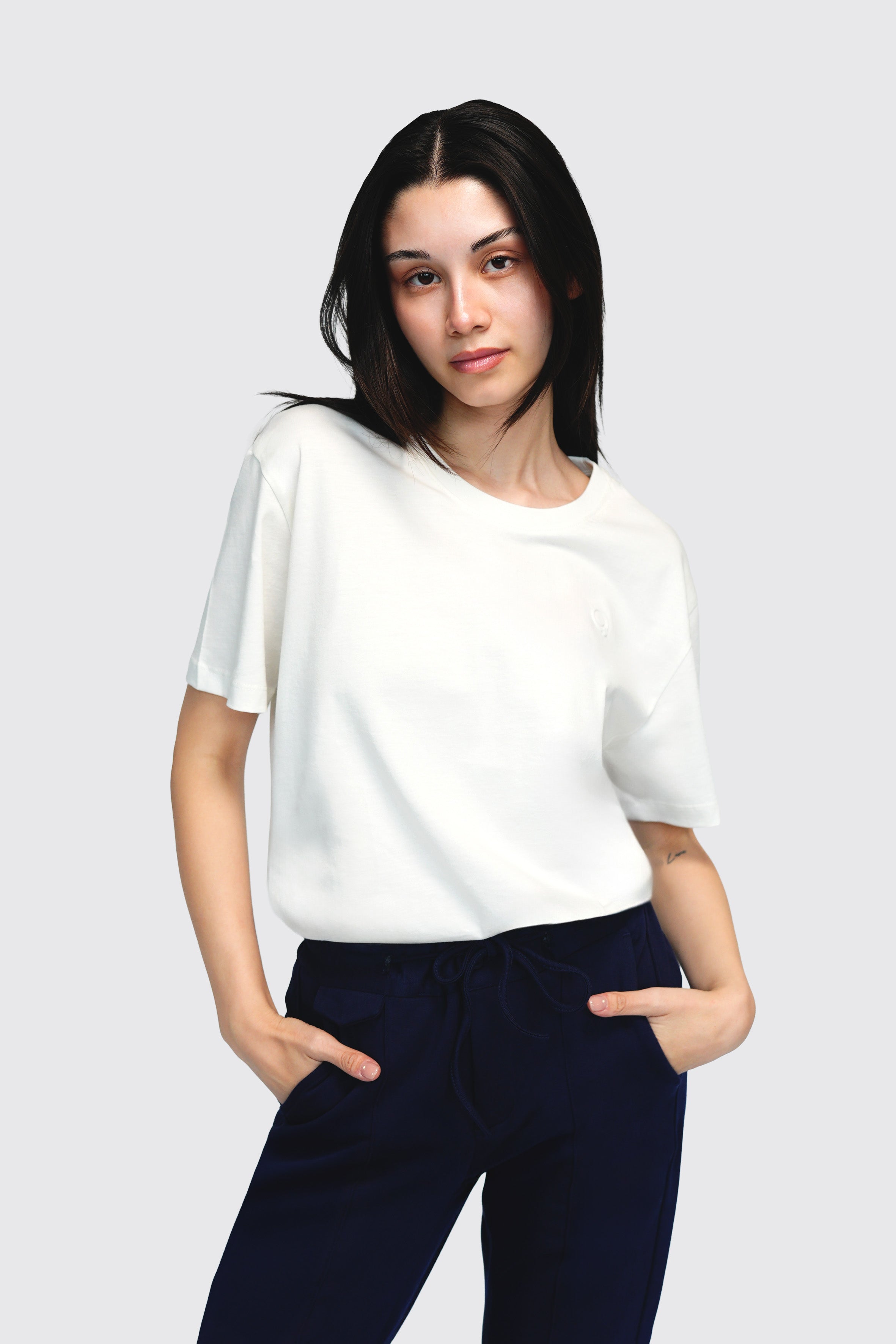 Basic model %100 organik pamuk kadın beyaz tişört – GOTS sertifikalı, kısa kollu ve çevre dostu sürdürülebilir tişört. Günlük kullanım için ideal, nefes alabilen kumaş yapısı ve rahat kalıbıyla yazlık giyim için mükemmel tercih.