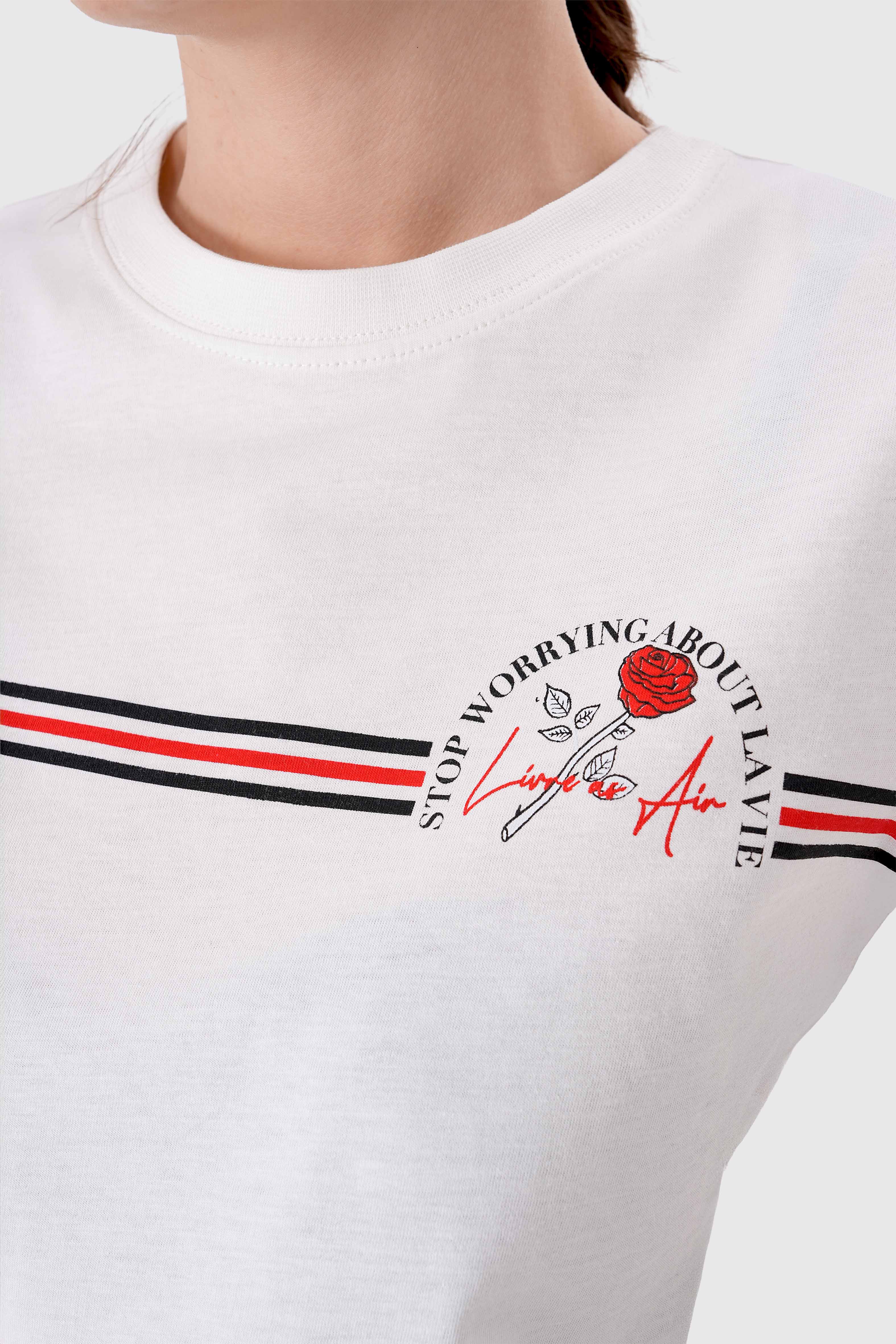 %100 organik pamuktan üretilmiş GOTS sertifikalı kadın crop tişört. Beyaz renkli, baskılı ve kısa kollu tasarımıyla yaz aylarında hem konfor hem stil sunar. Sürdürülebilir moda anlayışıyla üretilen bu tişört, doğa dostu kumaşı ve modern kesimiyle günlük kombinler için ideal bir parça.