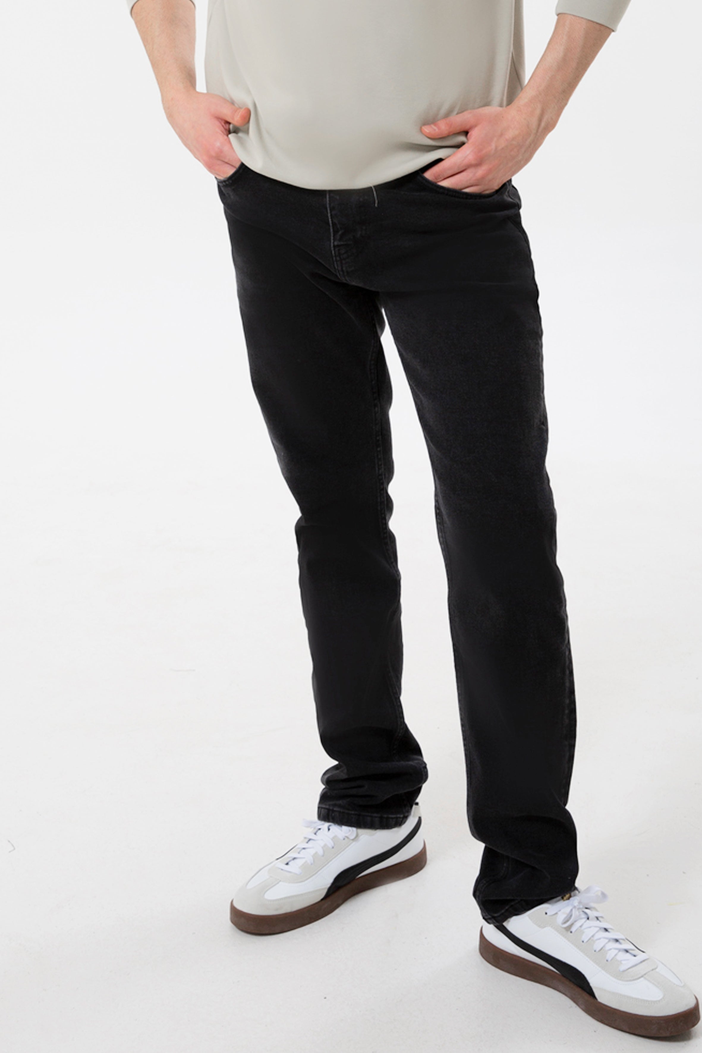 Rahat kesimi ve modern yapısıyla öne çıkan erkek comfort jean, gün boyu konfor sunan zamansız bir parçadır. Dayanıklı denim dokusu uzun ömürlü kullanım sağlarken, comfort fit formu doğal ve dengeli bir siluet oluşturur. Şehir temposuna uyum sağlayan bu denim pantolon erkek modeli, basic tişörtlerden gömleklere kadar pek çok kombinle zahmetsizce uyum sağlar.