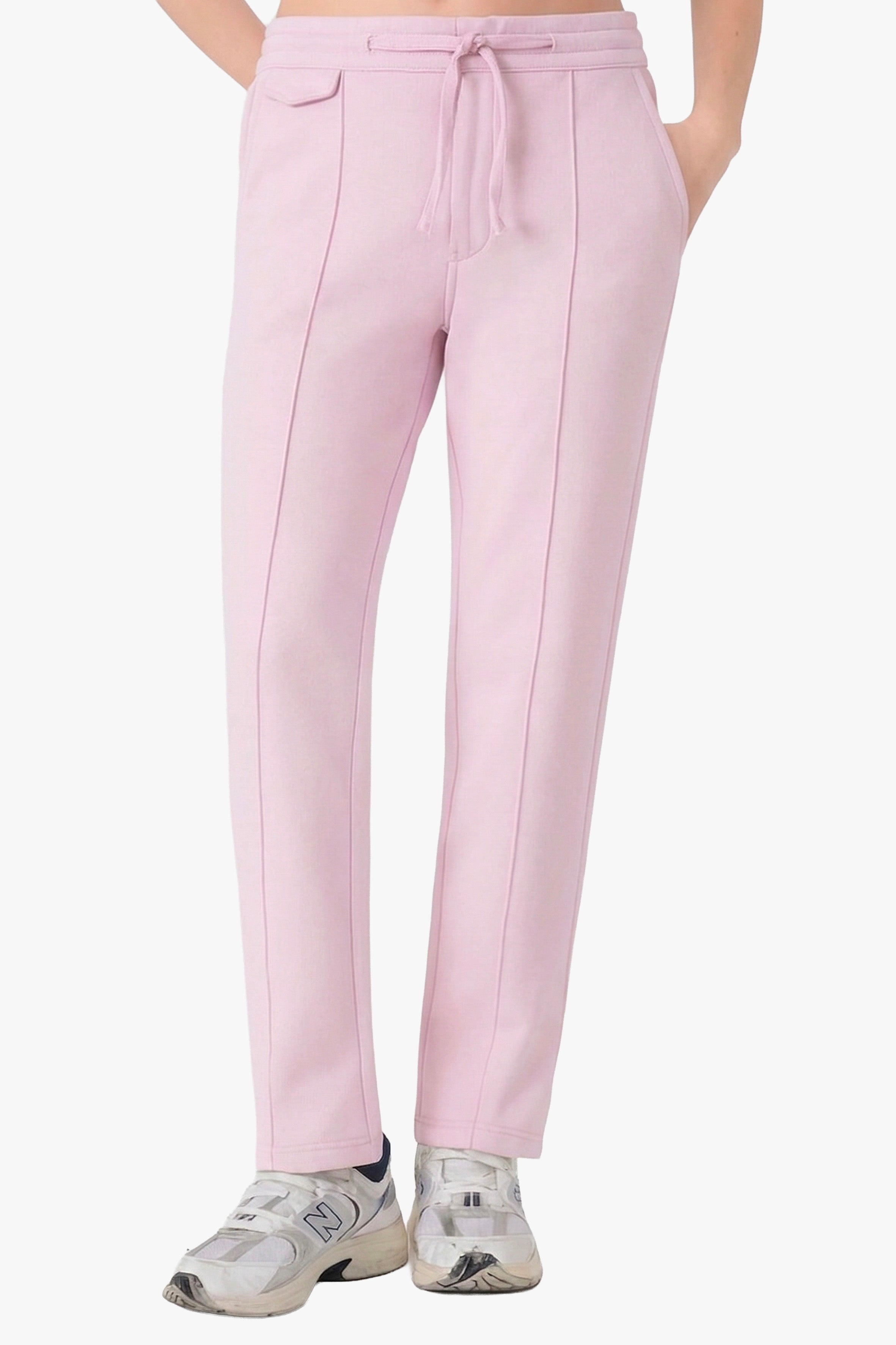 Rahatlık, stil ve sürdürülebilirlik bir arada!  organik pamuktan üretilen pembe rengi sweatpant, yumuşak dokusuyla gün boyu konfor sağlarken, modern kesimiyle her kombine uyum sağlar. Hem evde hem dışarıda özgürce hareket etmen için tasarlandı. 