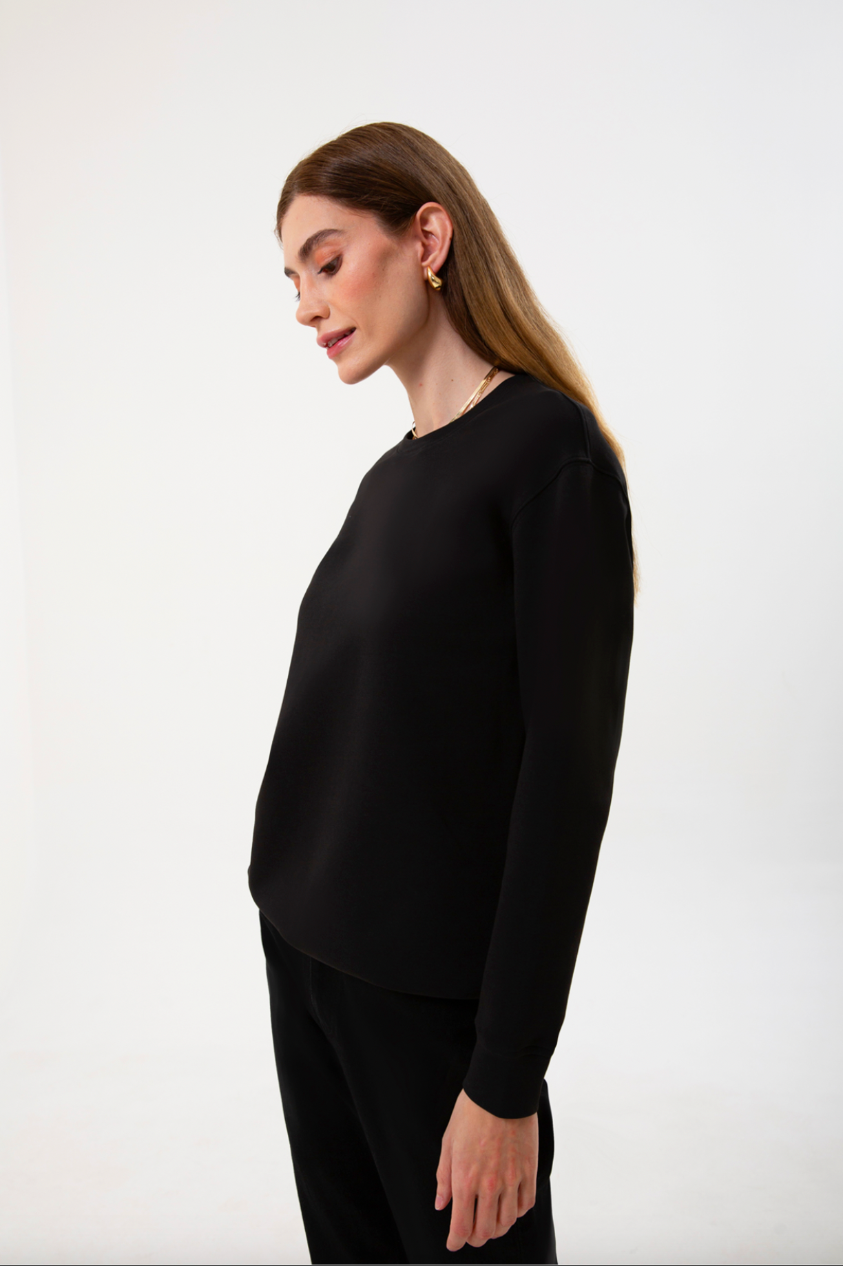 UNIQVIBE’ın regular kalıp organik pamuk kadın sweatshirt modeli; yumuşak dokusu ve nefes alan yapısıyla gün boyu doğal bir konfor sunar. Minimal çizgisiyle günlük stile ve şehir hayatına uyum sağlayan bu tasarım, hafif ve uzun ömürlü yapısıyla doğaya saygılı bir seçenek oluşturur. ‘Kadın sweatshirt’ ve ‘organik pamuk sweatshirt’ aramalarında öne çıkan bu model, zamansız bir rahatlık ve modern bir görünüm sunar.