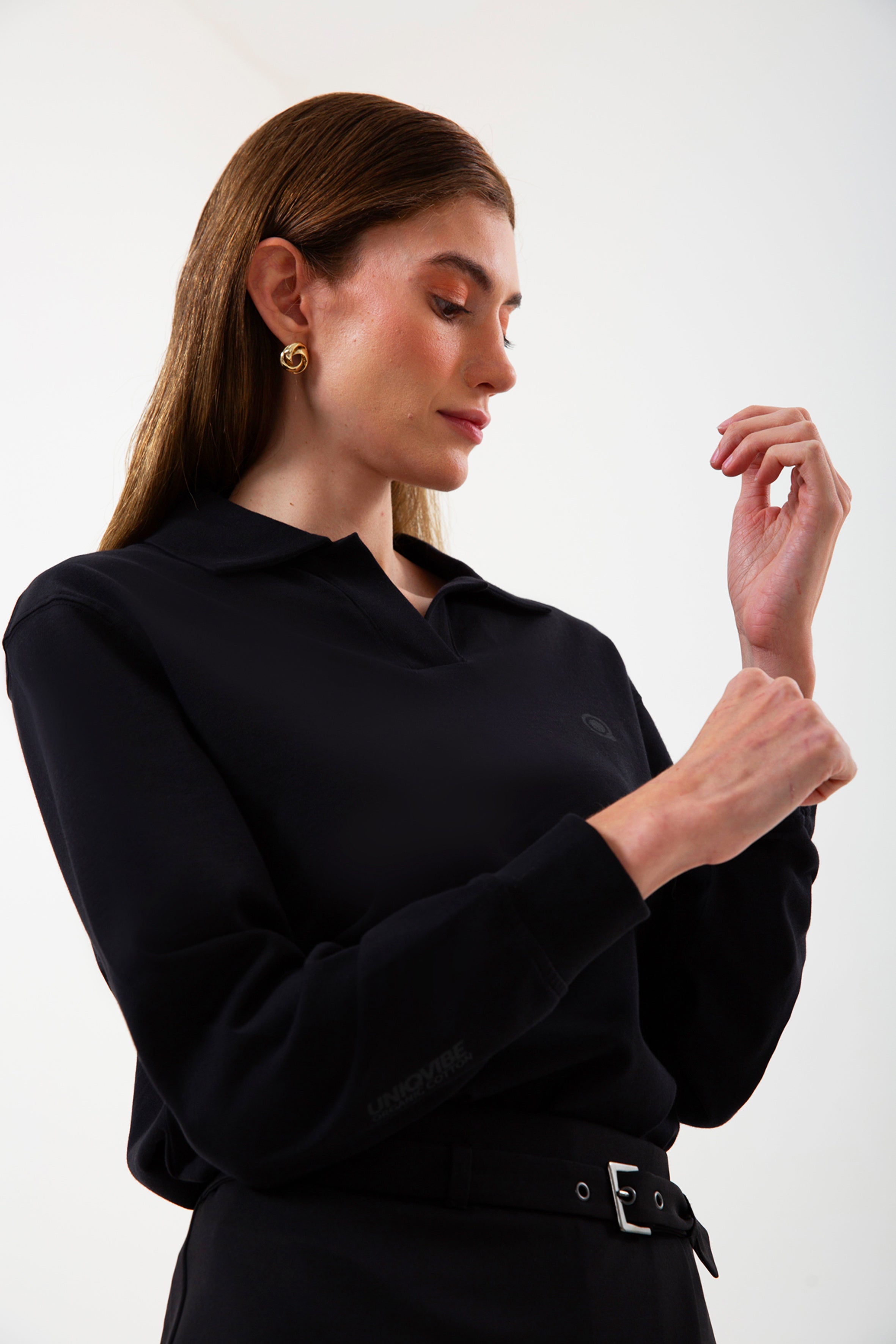 Polo Yaka %100 Organik Pamuk Siyah Kadın Uzun Kollu Tişört, şıklık ve konforu birleştirir. Çevre dostu organik pamuktan üretilen bu tişört, yumuşak dokusu ve polo yaka detayıyla her tarza uyum sağlar. Uzun kollu tasarımı ve siyah rengiyle hem günlük hem de şık kombinasyonlar için ideal!