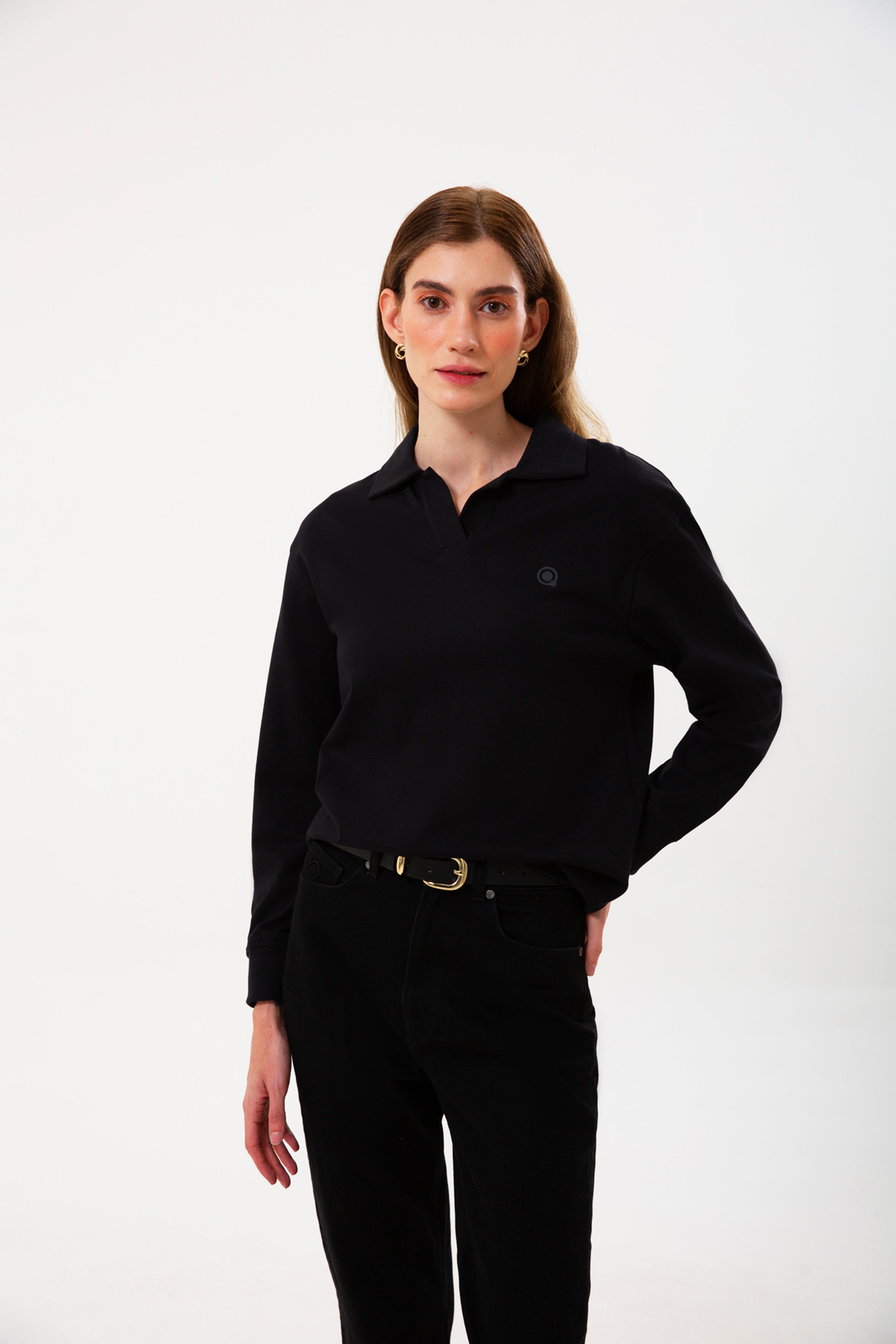 Polo Yaka %100 Organik Pamuk Siyah Kadın Uzun Kollu Tişört, şıklık ve konforu birleştirir. Çevre dostu organik pamuktan üretilen bu tişört, yumuşak dokusu ve polo yaka detayıyla her tarza uyum sağlar. Uzun kollu tasarımı ve siyah rengiyle hem günlük hem de şık kombinasyonlar için ideal!