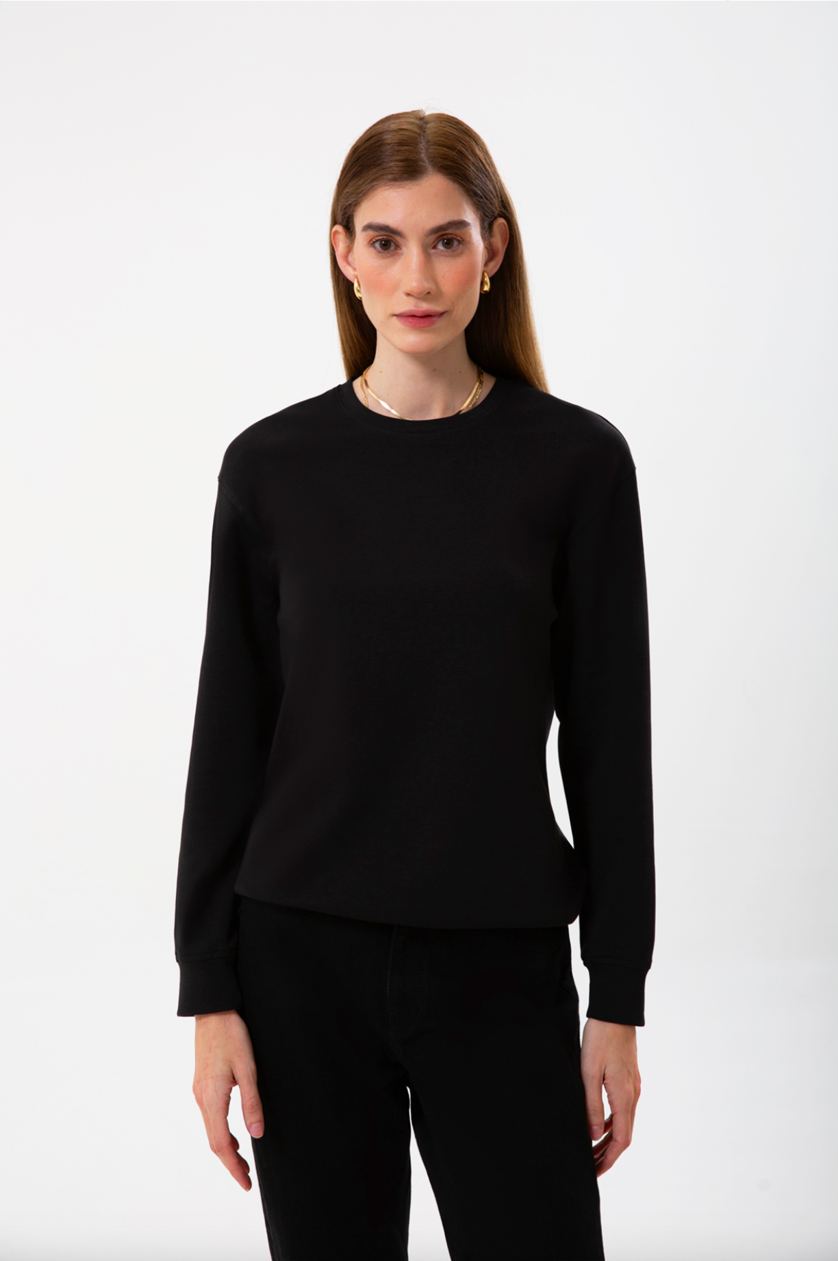 UNIQVIBE’ın regular kalıp organik pamuk kadın sweatshirt modeli; yumuşak dokusu ve nefes alan yapısıyla gün boyu doğal bir konfor sunar. Minimal çizgisiyle günlük stile ve şehir hayatına uyum sağlayan bu tasarım, hafif ve uzun ömürlü yapısıyla doğaya saygılı bir seçenek oluşturur. ‘Kadın sweatshirt’ ve ‘organik pamuk sweatshirt’ aramalarında öne çıkan bu model, zamansız bir rahatlık ve modern bir görünüm sunar.