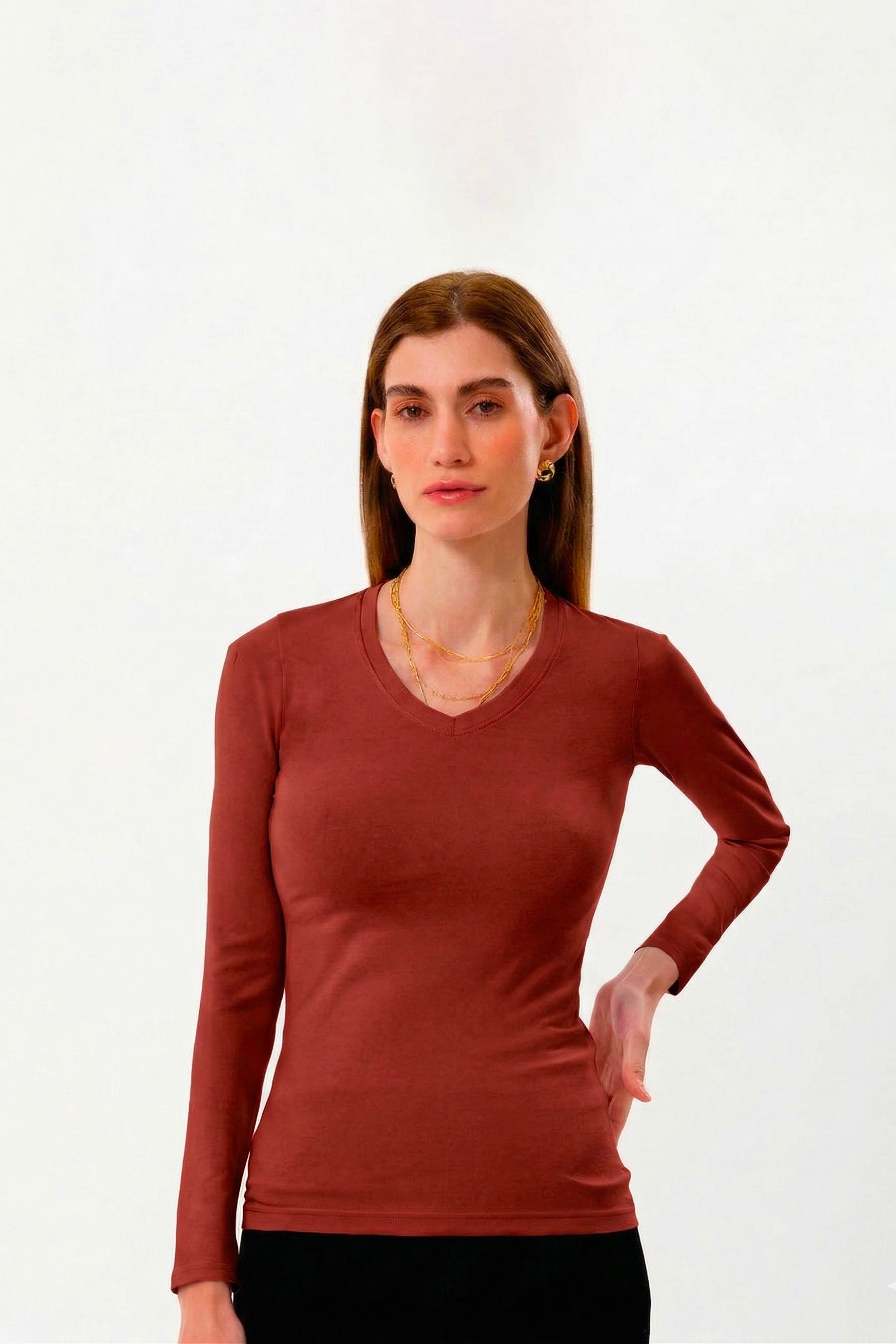 %100 organik pamuk kullanılarak üretilen kiremit kadın uzun kollu v yaka bluz, zamansız tasarımı ve doğal dokusuyla günlük kadın giyiminin vazgeçilmez parçalarından biridir. Doğal lif yapısı sayesinde ciltle uyumlu, yumuşak ve gün boyu konforlu bir kullanım sunar.