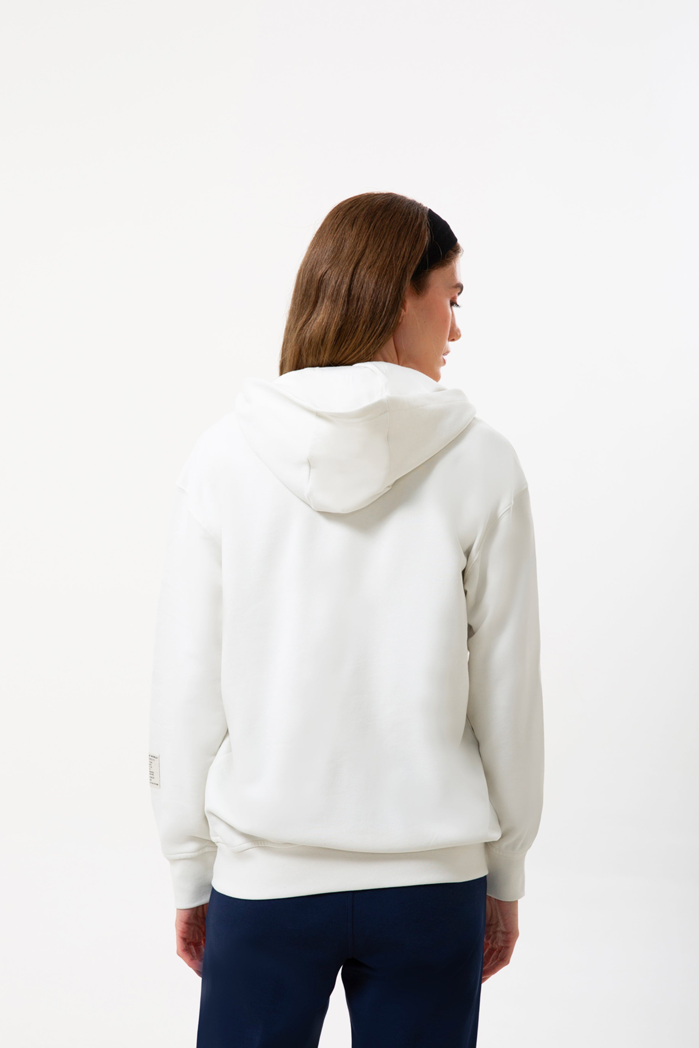 Günlük stile zahmetsiz bir uyum sağlayan bu taş rengi kapüşonlu sweatshirt, yumuşak dokusu ve rahat kesimiyle her mevsimde konfor sunar. Minimal çizgilere sahip regular fit formu, şehir hayatından ev rahatlığına kadar her ortamda doğal bir şıklık yaratır.
Fermuarlı tasarımı sayesinde katmanlı kombinlere kolayca uyum sağlayan bu kadın sweatshirt; nefes alan yapısı, sade görünümü ve işlevsel kapüşonuyla gün boyu sıcak ve konforlu bir kullanım sunar.