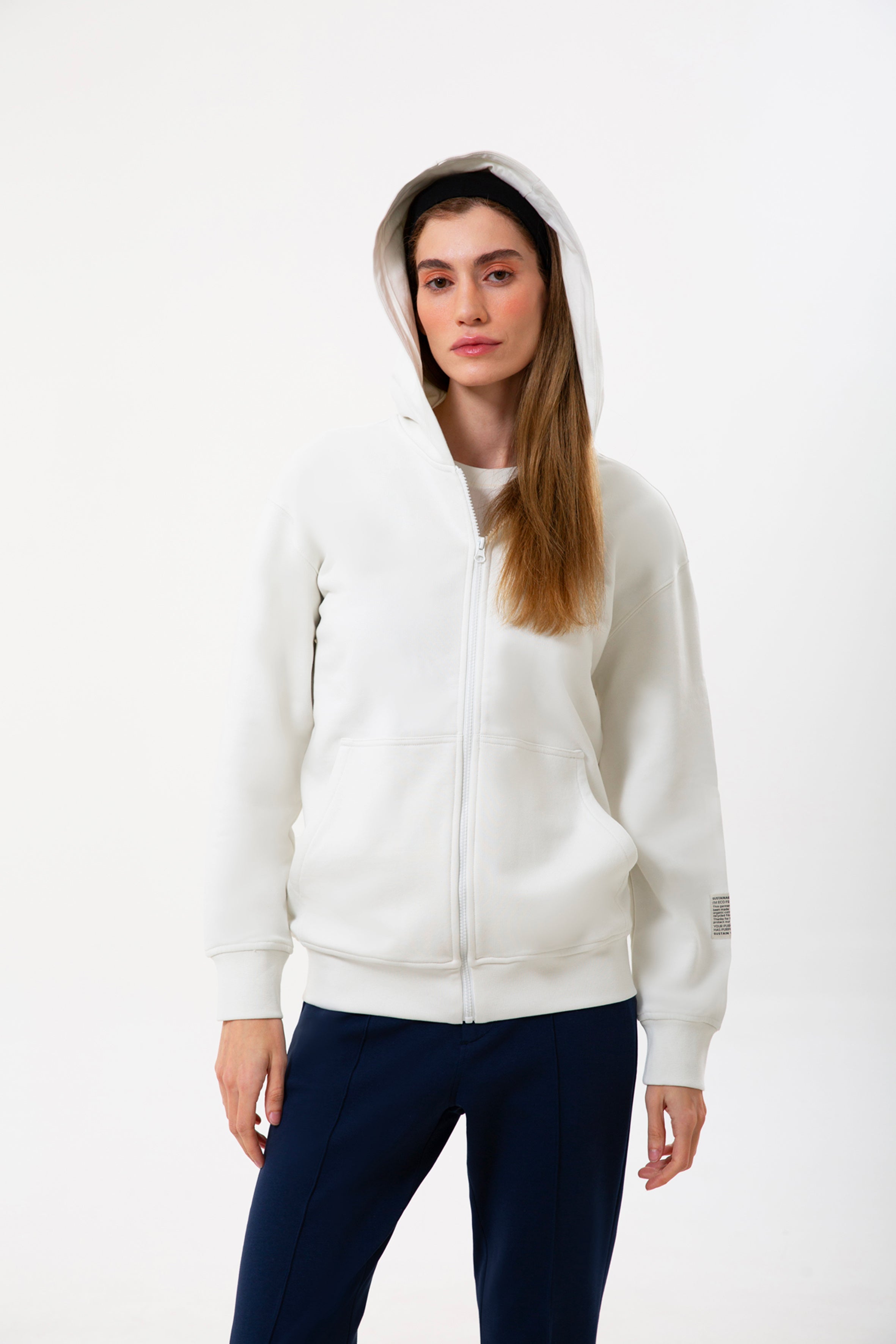 Günlük stile zahmetsiz bir uyum sağlayan bu taş rengi kapüşonlu sweatshirt, yumuşak dokusu ve rahat kesimiyle her mevsimde konfor sunar. Minimal çizgilere sahip regular fit formu, şehir hayatından ev rahatlığına kadar her ortamda doğal bir şıklık yaratır.
Fermuarlı tasarımı sayesinde katmanlı kombinlere kolayca uyum sağlayan bu kadın sweatshirt; nefes alan yapısı, sade görünümü ve işlevsel kapüşonuyla gün boyu sıcak ve konforlu bir kullanım sunar.