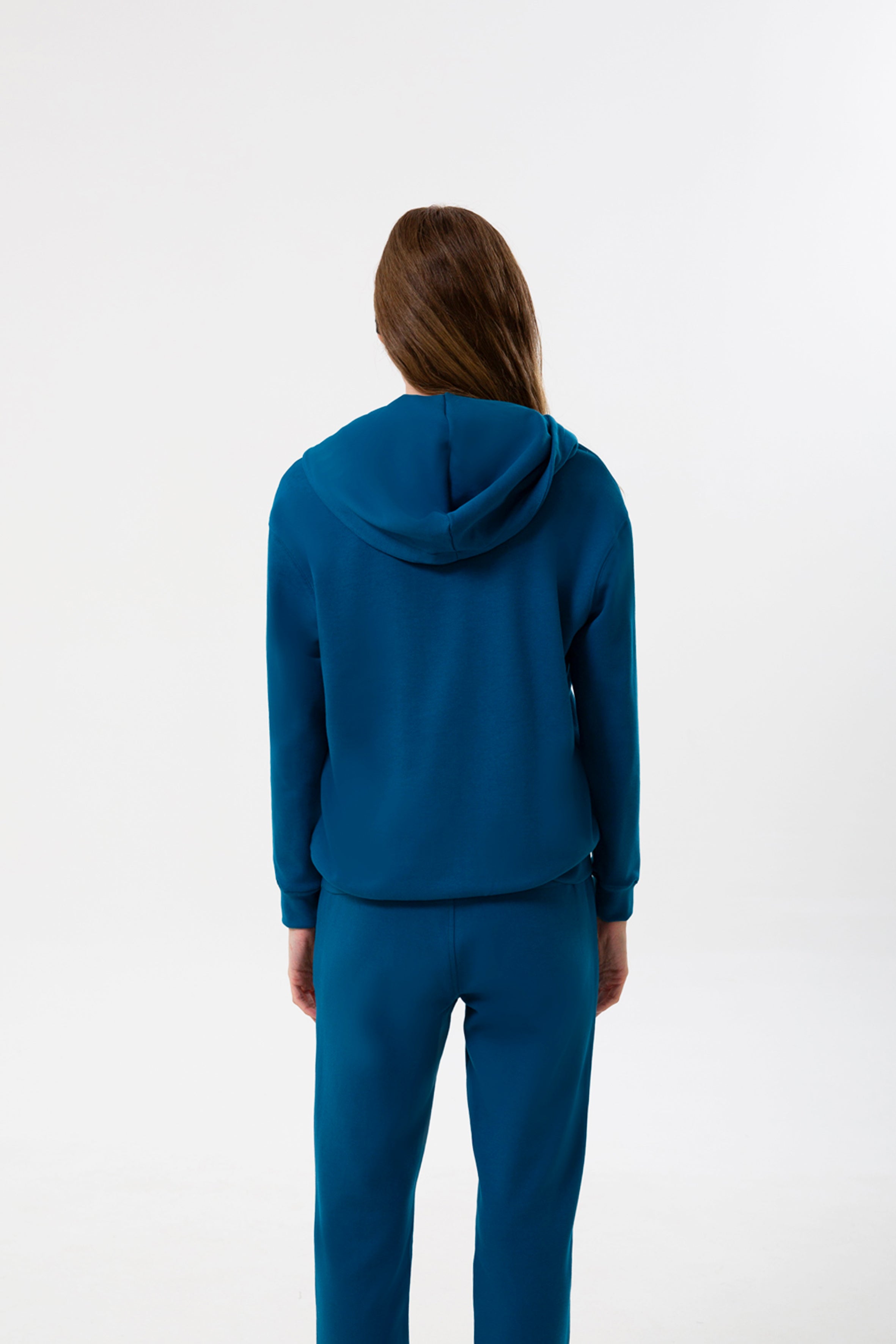 Günlük stile zahmetsiz bir uyum sağlayan bu petrol mavisi kapüşonlu sweatshirt, yumuşak dokusu ve rahat kesimiyle her mevsimde konfor sunar. Minimal çizgilere sahip regular fit formu, şehir hayatından ev rahatlığına kadar her ortamda doğal bir şıklık yaratır.
Fermuarlı tasarımı sayesinde katmanlı kombinlere kolayca uyum sağlayan bu kadın sweatshirt; nefes alan yapısı, sade görünümü ve işlevsel kapüşonuyla gün boyu sıcak ve konforlu bir kullanım sunar.