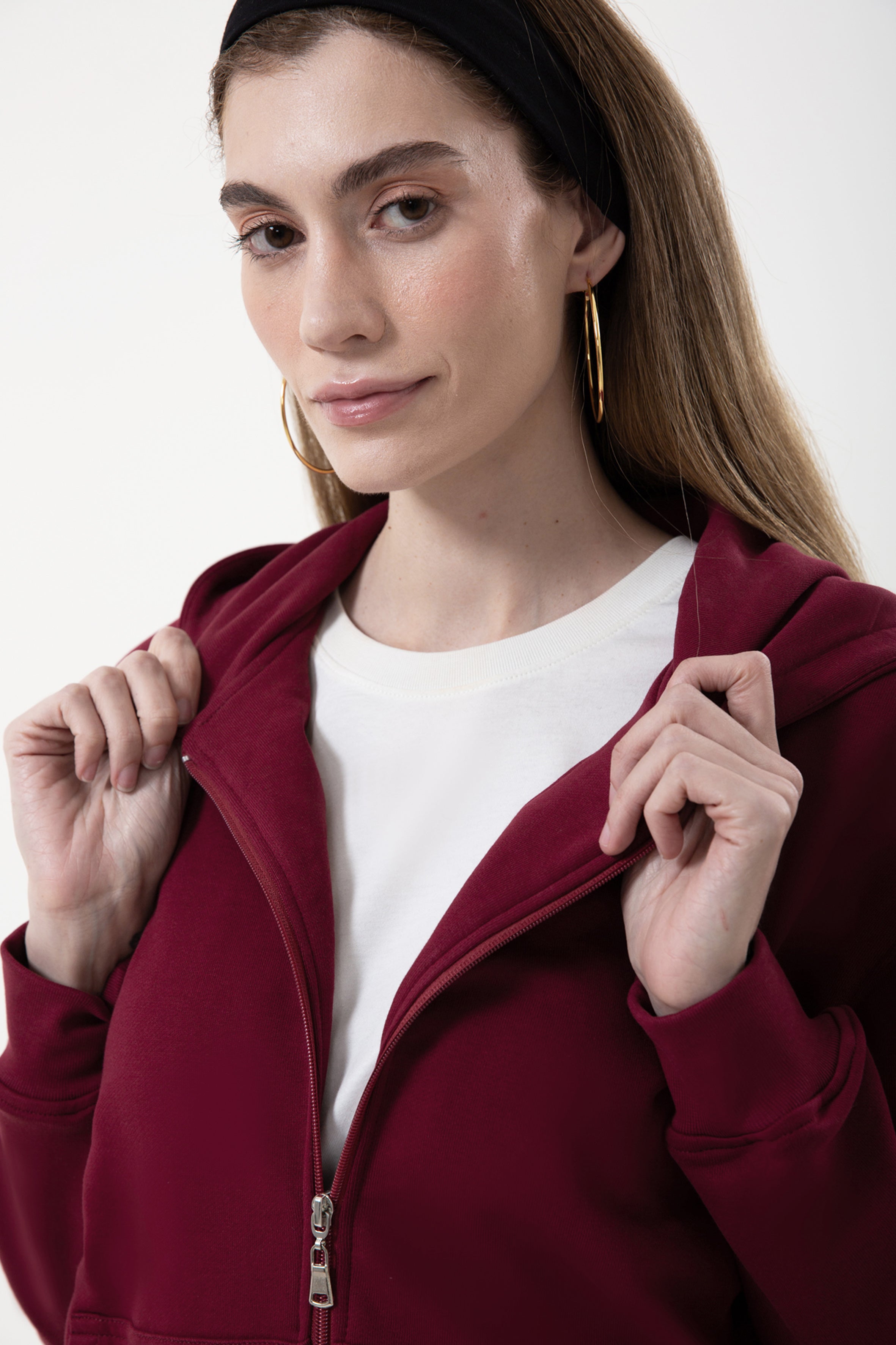 Günlük stile zahmetsiz bir uyum sağlayan bu taş rengi kapüşonlu sweatshirt, yumuşak dokusu ve rahat kesimiyle her mevsimde konfor sunar. Minimal çizgilere sahip regular fit formu, şehir hayatından ev rahatlığına kadar her ortamda doğal bir şıklık yaratır.
Fermuarlı tasarımı sayesinde katmanlı kombinlere kolayca uyum sağlayan bu kadın sweatshirt; nefes alan yapısı, sade görünümü ve işlevsel kapüşonuyla gün boyu sıcak ve konforlu bir kullanım sunar.