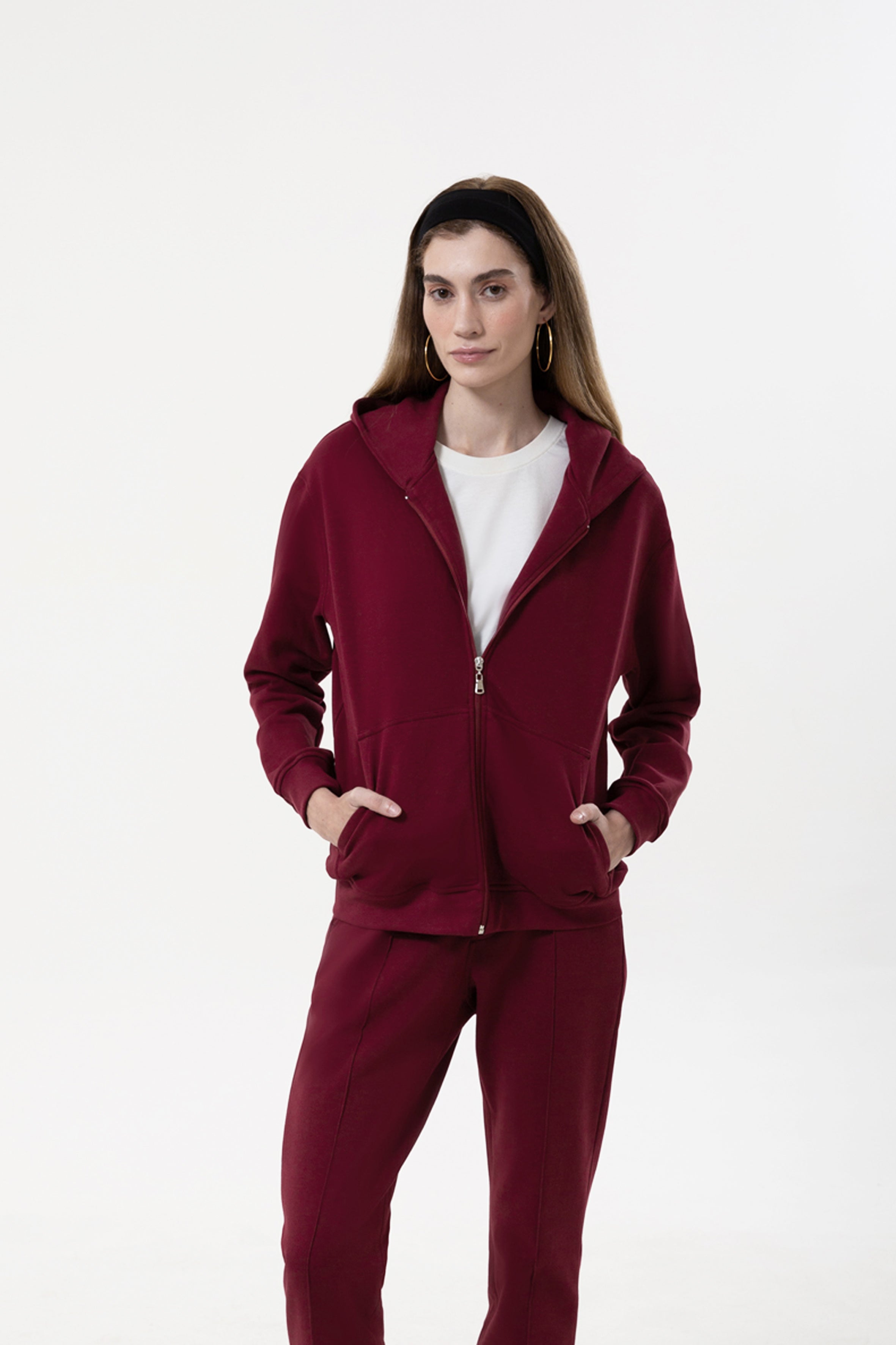 Günlük stile zahmetsiz bir uyum sağlayan bu taş rengi kapüşonlu sweatshirt, yumuşak dokusu ve rahat kesimiyle her mevsimde konfor sunar. Minimal çizgilere sahip regular fit formu, şehir hayatından ev rahatlığına kadar her ortamda doğal bir şıklık yaratır.
Fermuarlı tasarımı sayesinde katmanlı kombinlere kolayca uyum sağlayan bu kadın sweatshirt; nefes alan yapısı, sade görünümü ve işlevsel kapüşonuyla gün boyu sıcak ve konforlu bir kullanım sunar.