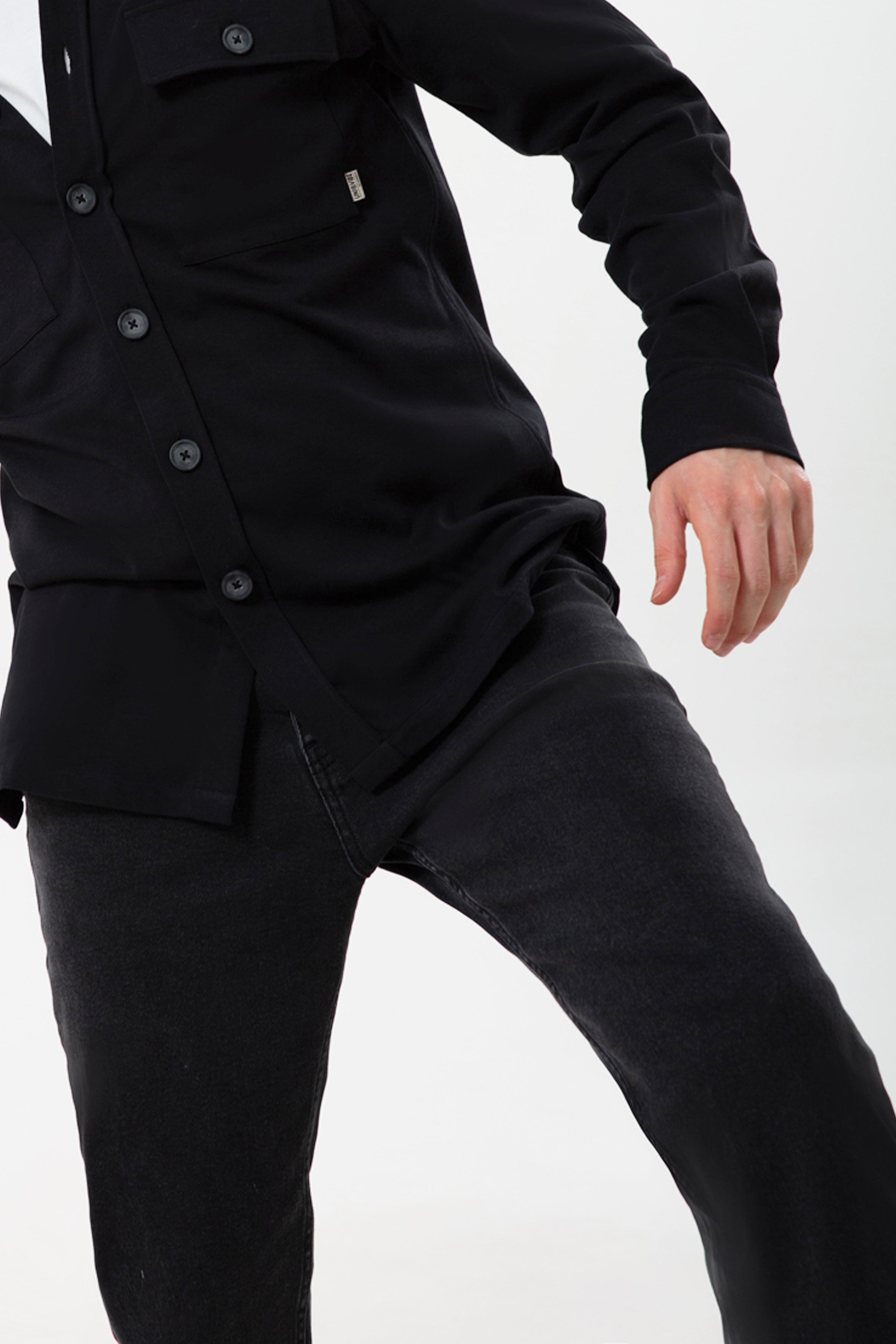 Rahat kesimi ve modern yapısıyla öne çıkan erkek comfort jean, gün boyu konfor sunan zamansız bir parçadır. Dayanıklı denim dokusu uzun ömürlü kullanım sağlarken, comfort fit formu doğal ve dengeli bir siluet oluşturur. Şehir temposuna uyum sağlayan bu denim pantolon erkek modeli, basic tişörtlerden gömleklere kadar pek çok kombinle zahmetsizce uyum sağlar.