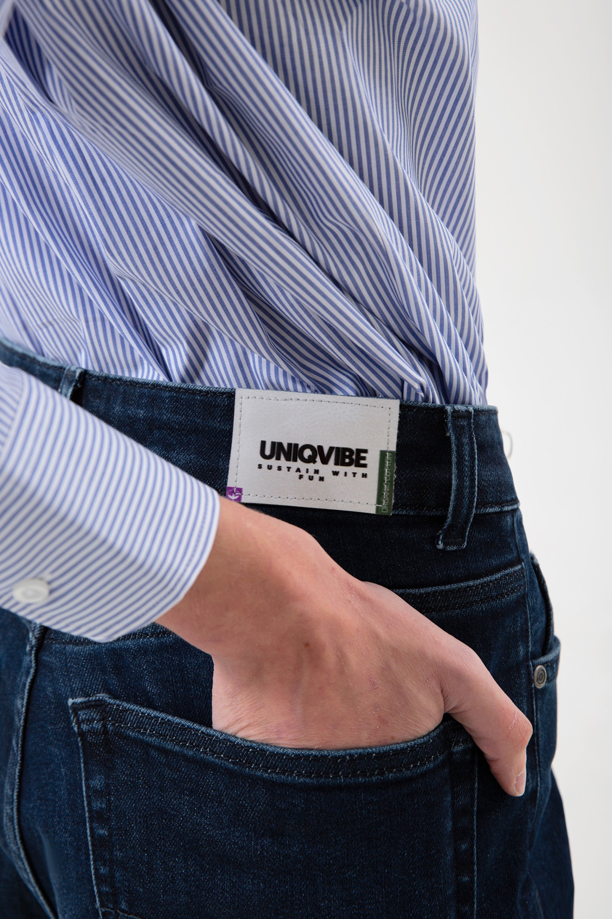 Yüksek bel ve rahat kesimiyle öne çıkan organik pamuk kadın mom jean, gün boyu konfor sunan zamansız bir parçadır. Dayanıklı denim dokusu uzun ömürlü kullanım sağlarken, mom fit formu doğal bir siluet oluşturur. Şehir temposuna uyum sağlayan bu denim pantolon kadın modeli, basic tişörtlerden gömleklere kadar pek çok kombinle zahmetsizce uyum sağlar.