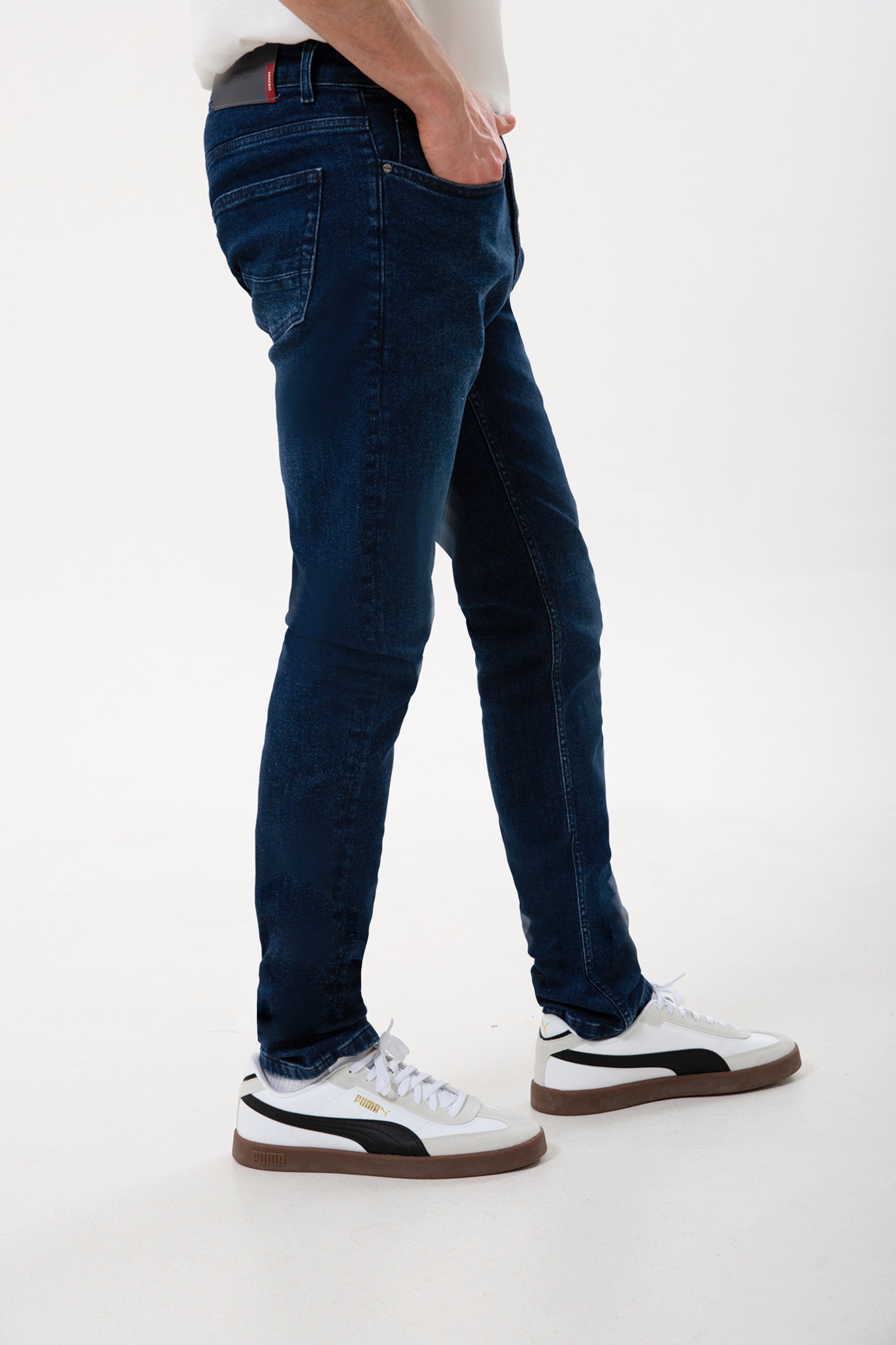 Rahat kesimi ve modern yapısıyla öne çıkan erkek comfort jean, gün boyu konfor sunan zamansız bir parçadır. Dayanıklı denim dokusu uzun ömürlü kullanım sağlarken, comfort fit formu doğal ve dengeli bir siluet oluşturur. Şehir temposuna uyum sağlayan bu denim pantolon erkek modeli, basic tişörtlerden gömleklere kadar pek çok kombinle zahmetsizce uyum sağlar.