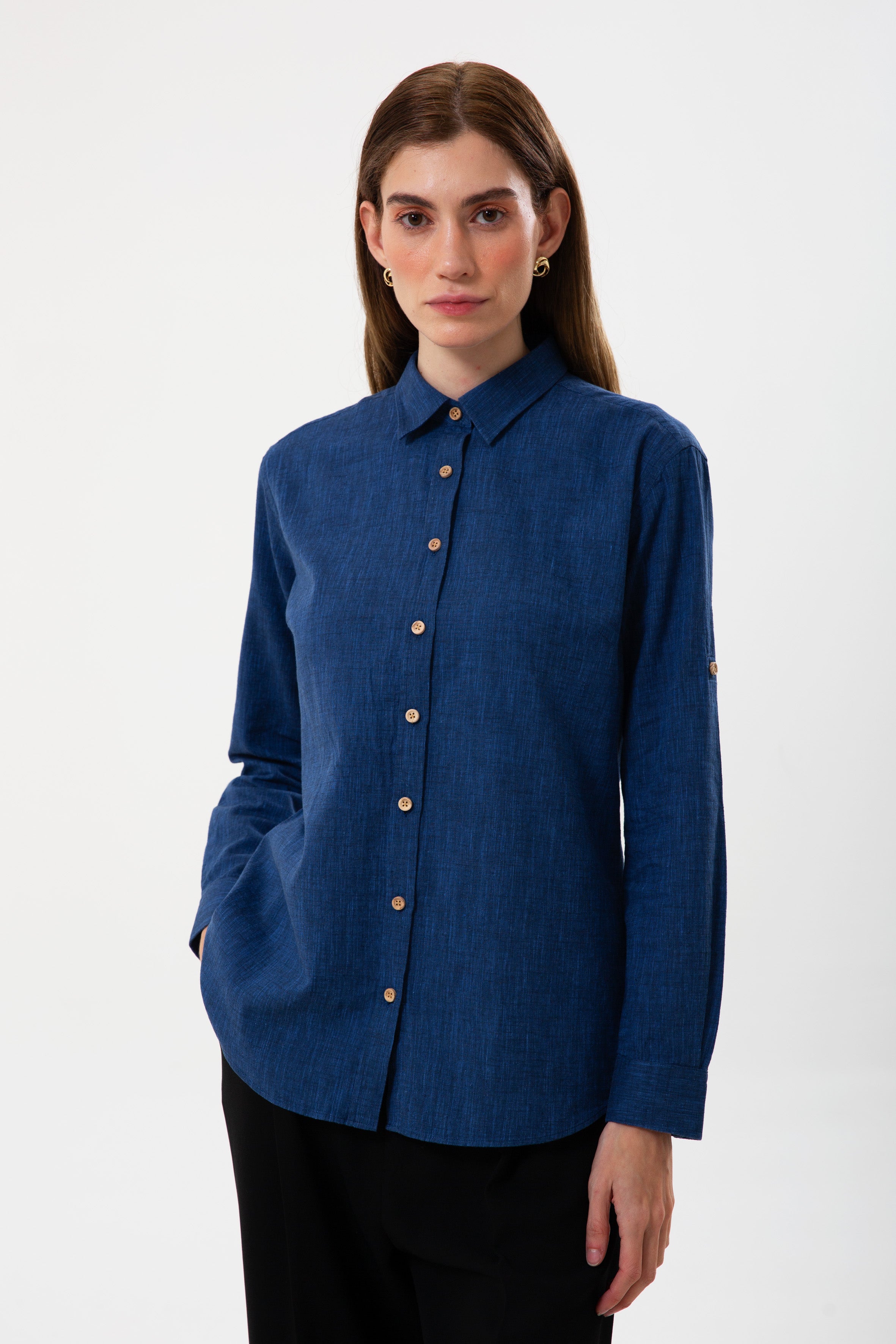 UNIQVIBE lacivert kadın keten gömlek, uzun kollu, düğmeli yaka detaylı, keten kumaştan üretilmiş şık ve modern bir tasarım. #Renk_Lacivert