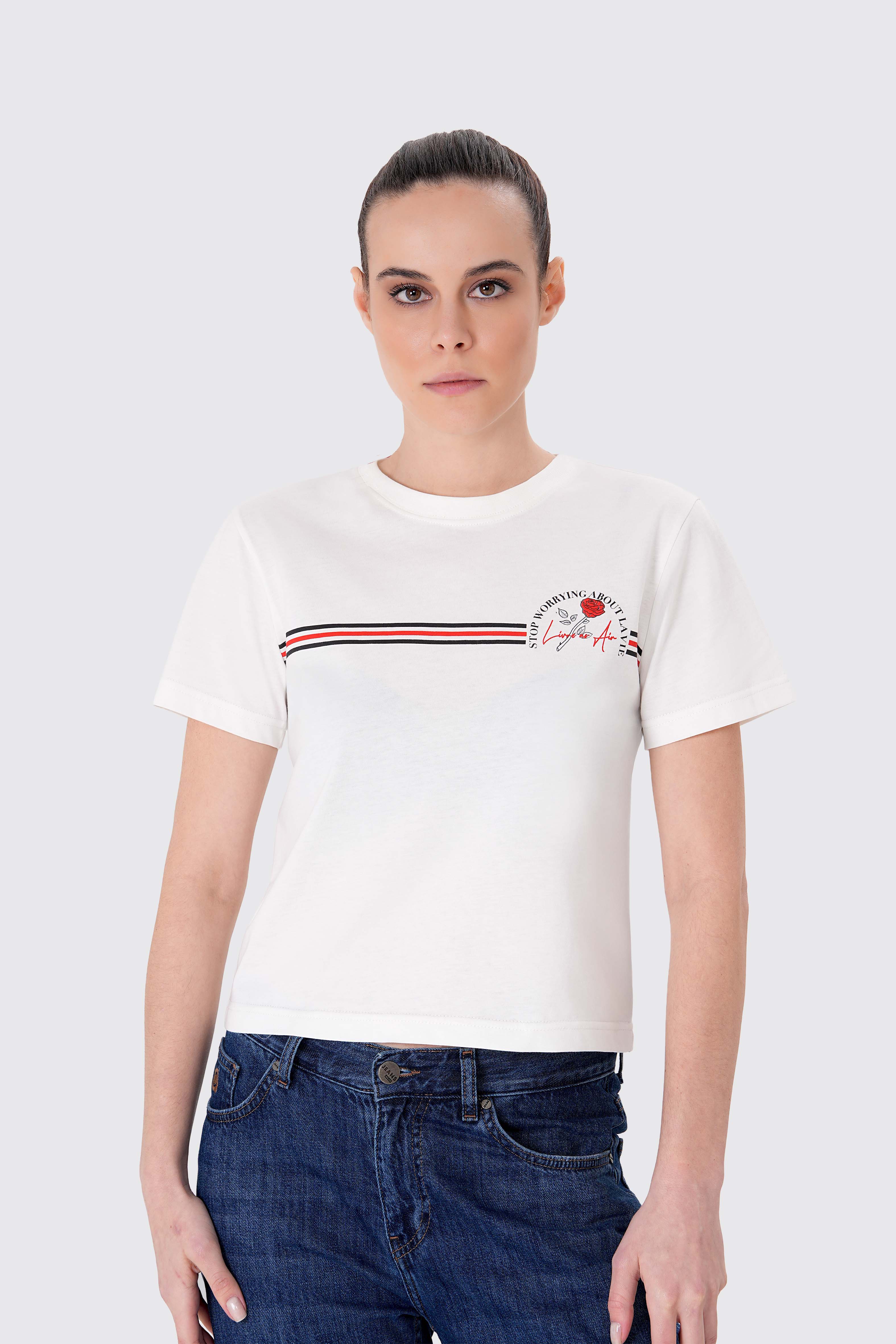 %100 organik pamuktan üretilmiş GOTS sertifikalı kadın crop tişört. Beyaz renkli, baskılı ve kısa kollu tasarımıyla yaz aylarında hem konfor hem stil sunar. Sürdürülebilir moda anlayışıyla üretilen bu tişört, doğa dostu kumaşı ve modern kesimiyle günlük kombinler için ideal bir parça.