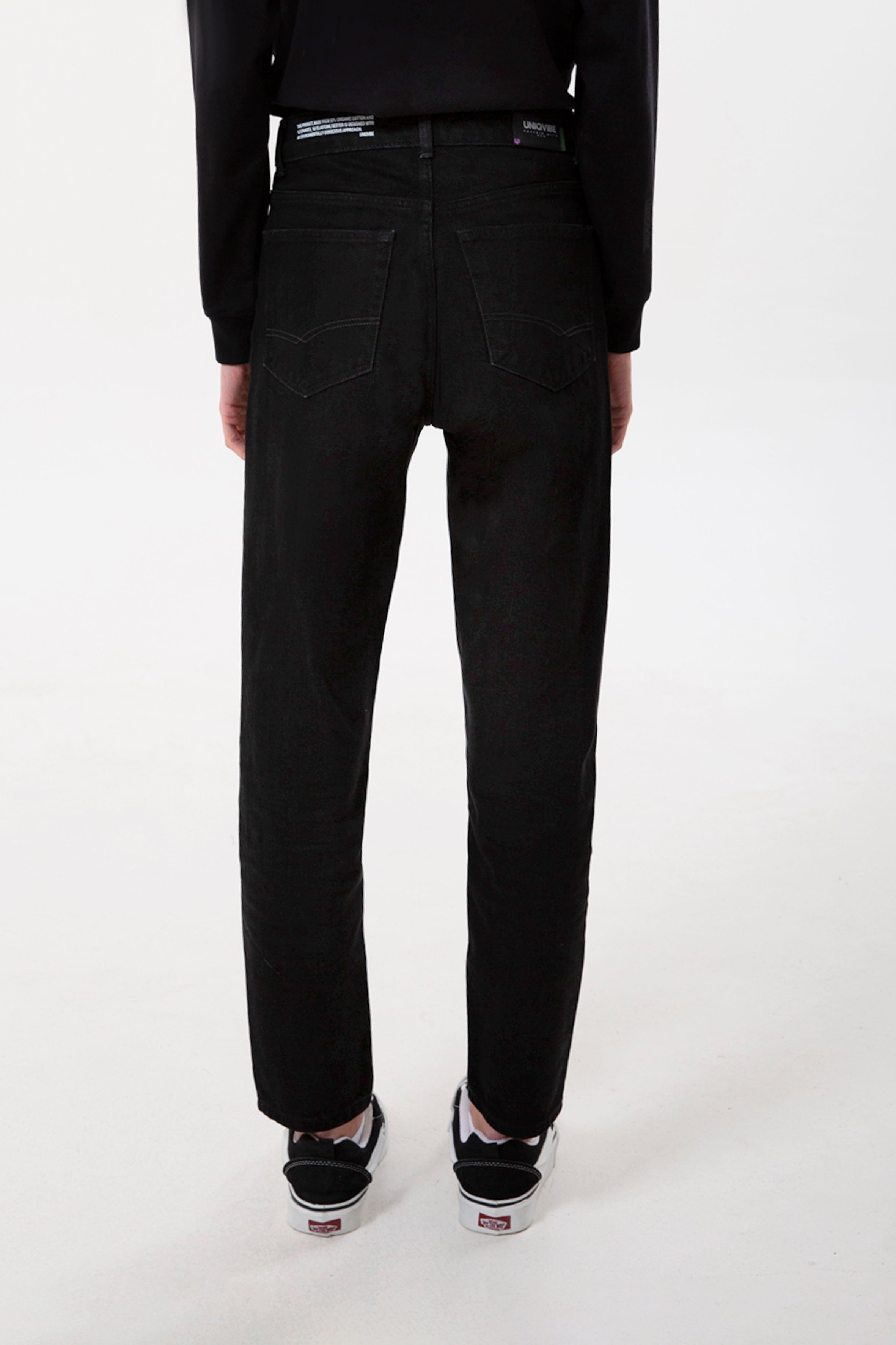 Yüksek bel ve rahat kesimiyle öne çıkan organik pamuk kadın mom jean, gün boyu konfor sunan zamansız bir parçadır. Dayanıklı denim dokusu uzun ömürlü kullanım sağlarken, mom fit formu doğal bir siluet oluşturur. Şehir temposuna uyum sağlayan bu denim pantolon kadın modeli, basic tişörtlerden gömleklere kadar pek çok kombinle zahmetsizce uyum sağlar.