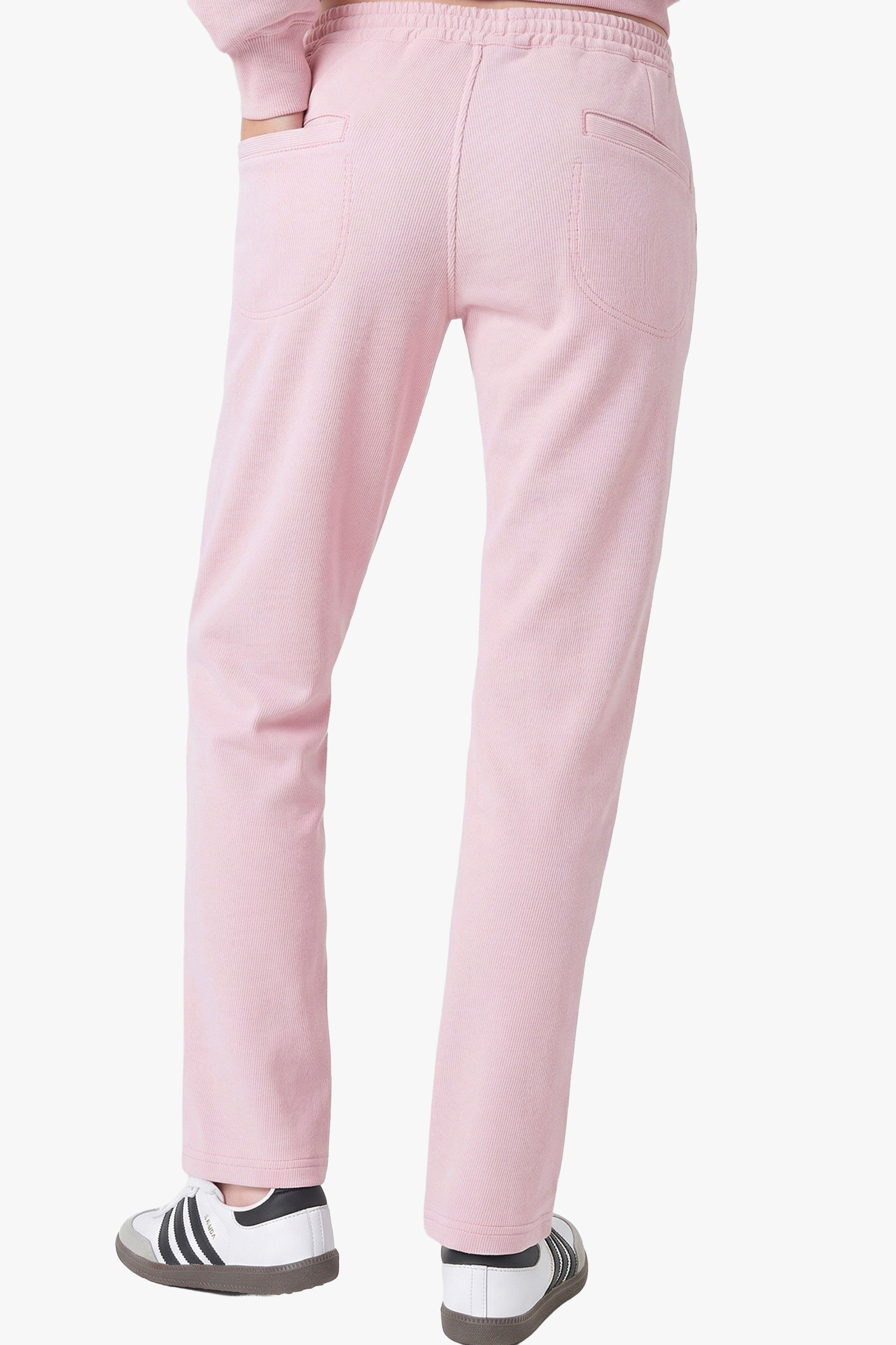 Rahatlık, stil ve sürdürülebilirlik bir arada!  organik pamuktan üretilen pembe rengi sweatpant, yumuşak dokusuyla gün boyu konfor sağlarken, modern kesimiyle her kombine uyum sağlar. Hem evde hem dışarıda özgürce hareket etmen için tasarlandı. 