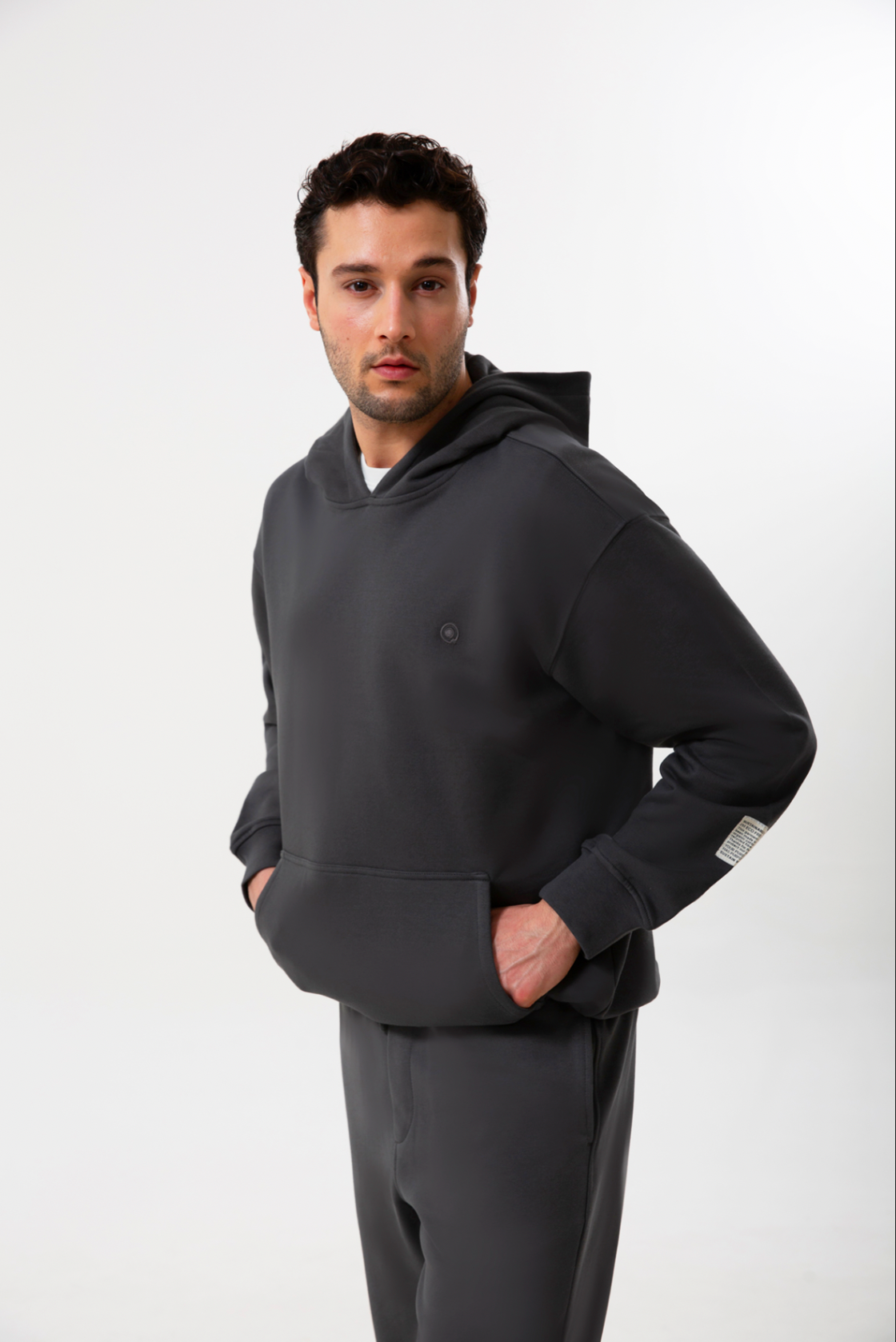 Antrasit pamuklu erkek kapüşonlu hoodie, yumuşak dokusu ve rahat kesimiyle günlük kullanıma modern bir konfor katar. Nefes alan kumaşı sayesinde her mevsim ideal bir sıcaklık sağlar ve sade tasarımıyla spor ya da şehir stiline kolayca uyum gösterir. Hem jean hem jogger kombinlerinde pratik bir alternatif sunan bu model; ‘erkek hoodie’, ‘antrasit kapüşonlu sweatshirt’ ve ‘pamuklu erkek hoodie’ aramalarında öne çıkan zamansız bir seçenektir.