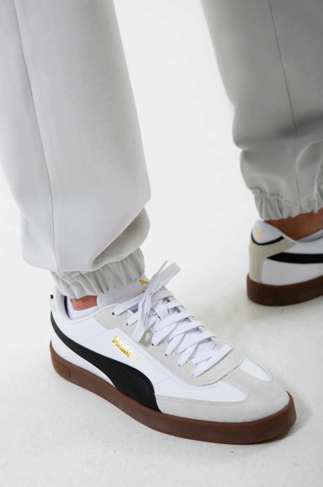 Pamuklu dokusuyla öne çıkan erkek jogger pantolon, rahat kesimi ve esnek yapısıyla gün boyu konfor sunar. Minimal çizgisi sayesinde hem spor stile hem şehir hayatına kolayca uyum sağlayan bu tasarım, bel kısmındaki elastik detayıyla pratik ve özgür bir hareket alanı yaratır. ‘Erkek jogger pantolon’, ‘rahat erkek alt giyim’ ve ‘pamuklu jogger’ aramalarında öne çıkan modern ve kullanışlı bir alternatiftir.