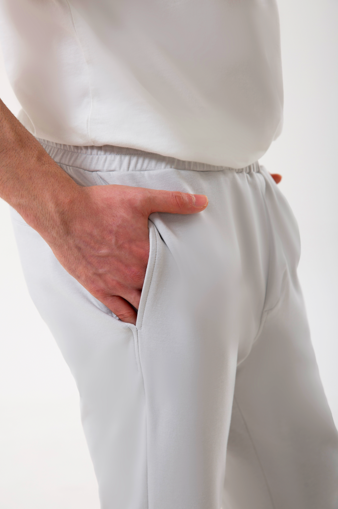 Pamuklu dokusuyla öne çıkan erkek jogger pantolon, rahat kesimi ve esnek yapısıyla gün boyu konfor sunar. Minimal çizgisi sayesinde hem spor stile hem şehir hayatına kolayca uyum sağlayan bu tasarım, bel kısmındaki elastik detayıyla pratik ve özgür bir hareket alanı yaratır. ‘Erkek jogger pantolon’, ‘rahat erkek alt giyim’ ve ‘pamuklu jogger’ aramalarında öne çıkan modern ve kullanışlı bir alternatiftir.