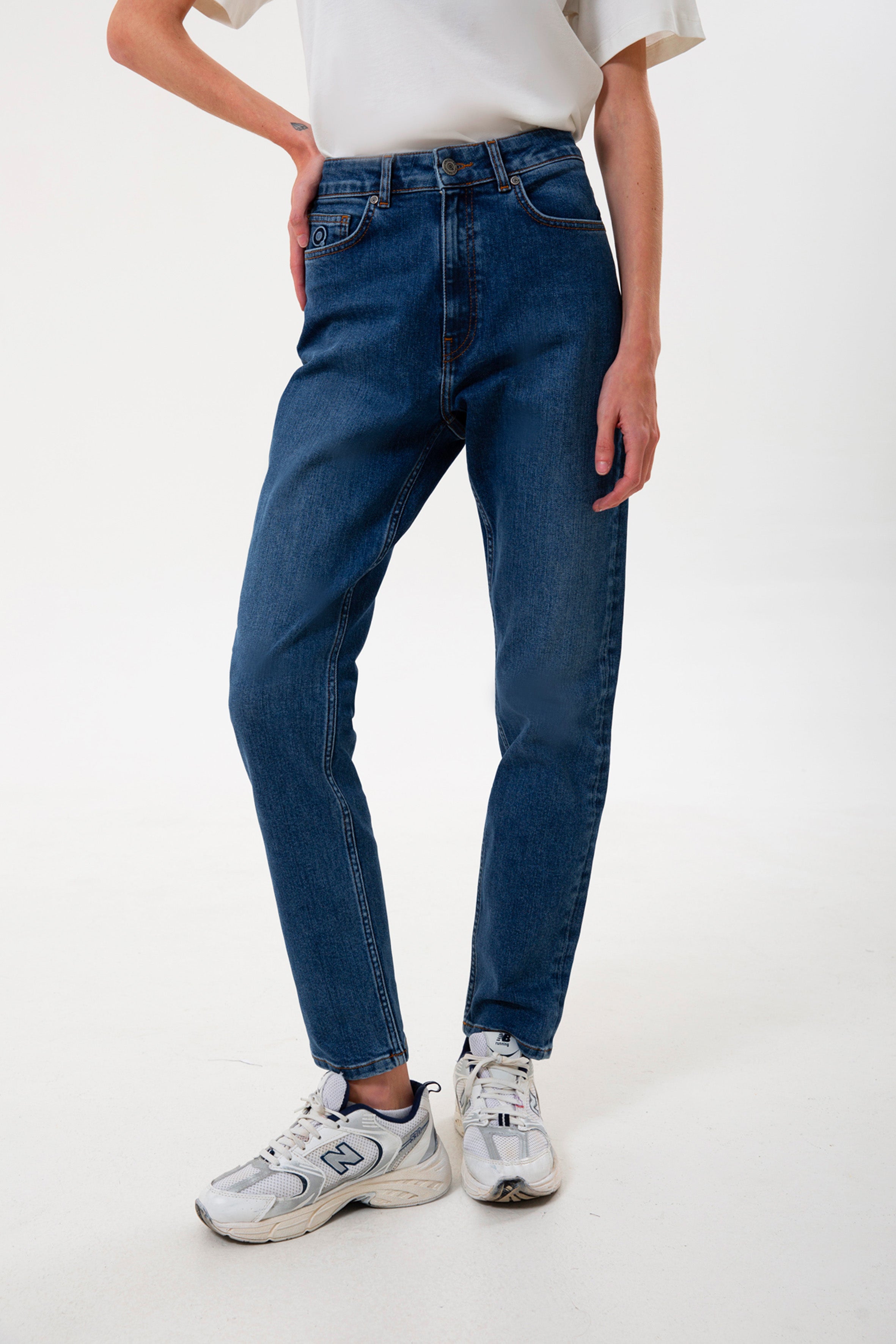 Yüksek bel ve rahat kesimiyle öne çıkan organik pamuk kadın mom jean, gün boyu konfor sunan zamansız bir parçadır. Dayanıklı denim dokusu uzun ömürlü kullanım sağlarken, mom fit formu doğal bir siluet oluşturur. Şehir temposuna uyum sağlayan bu denim pantolon kadın modeli, basic tişörtlerden gömleklere kadar pek çok kombinle zahmetsizce uyum sağlar.