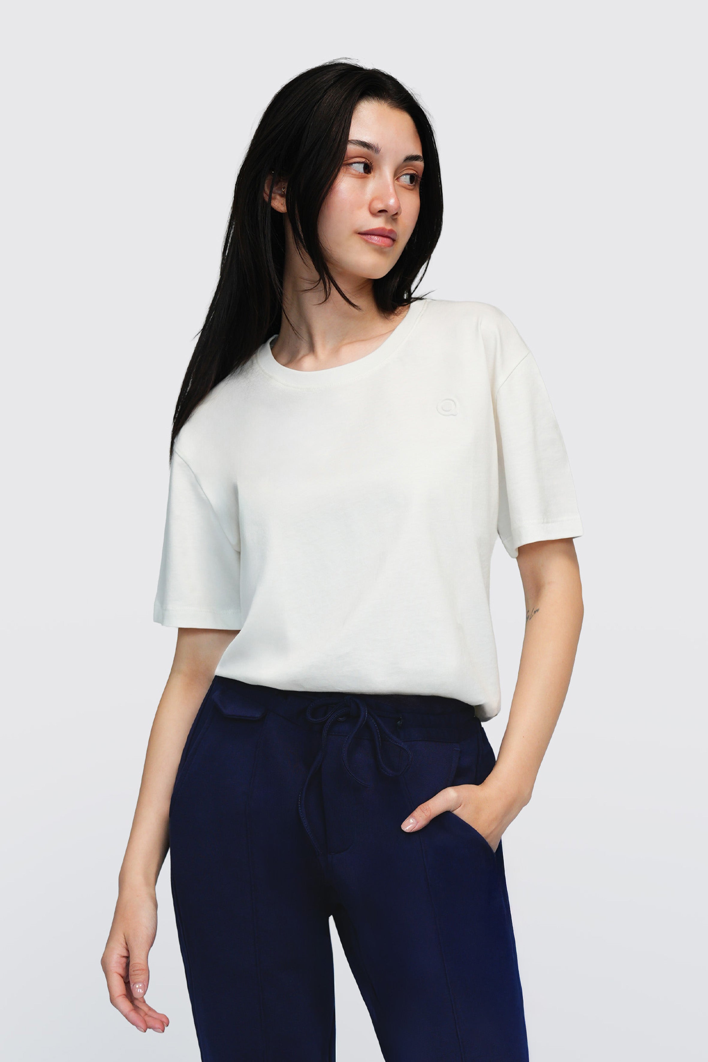Basic model %100 organik pamuk kadın beyaz tişört – GOTS sertifikalı, kısa kollu ve çevre dostu sürdürülebilir tişört. Günlük kullanım için ideal, nefes alabilen kumaş yapısı ve rahat kalıbıyla yazlık giyim için mükemmel tercih.