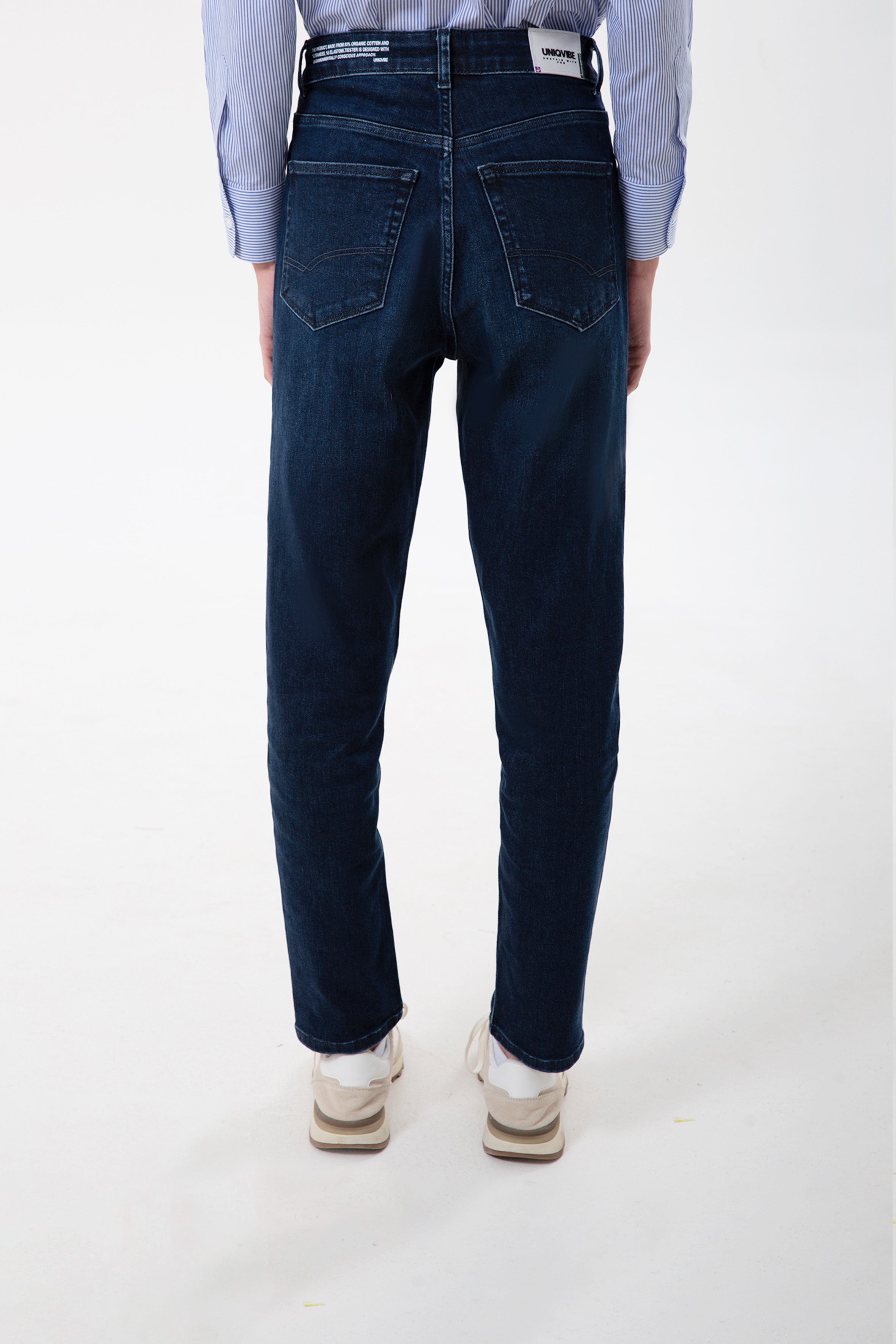 Yüksek bel ve rahat kesimiyle öne çıkan organik pamuk kadın mom jean, gün boyu konfor sunan zamansız bir parçadır. Dayanıklı denim dokusu uzun ömürlü kullanım sağlarken, mom fit formu doğal bir siluet oluşturur. Şehir temposuna uyum sağlayan bu denim pantolon kadın modeli, basic tişörtlerden gömleklere kadar pek çok kombinle zahmetsizce uyum sağlar.