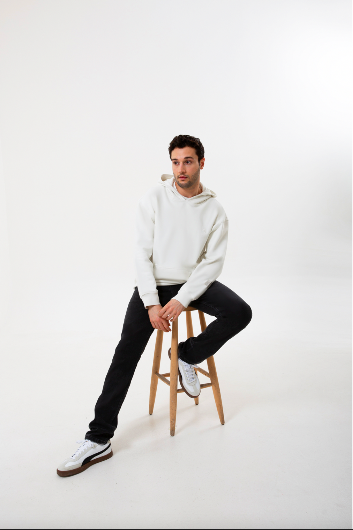 Taş pamuklu erkek kapüşonlu hoodie, yumuşak dokusu ve rahat kesimiyle günlük kullanıma modern bir konfor katar. Nefes alan kumaşı sayesinde her mevsim ideal bir sıcaklık sağlar ve sade tasarımıyla spor ya da şehir stiline kolayca uyum gösterir. Hem jean hem jogger kombinlerinde pratik bir alternatif sunan bu model; ‘erkek hoodie’, ‘antrasit kapüşonlu sweatshirt’ ve ‘pamuklu erkek hoodie’ aramalarında öne çıkan zamansız bir seçenektir.