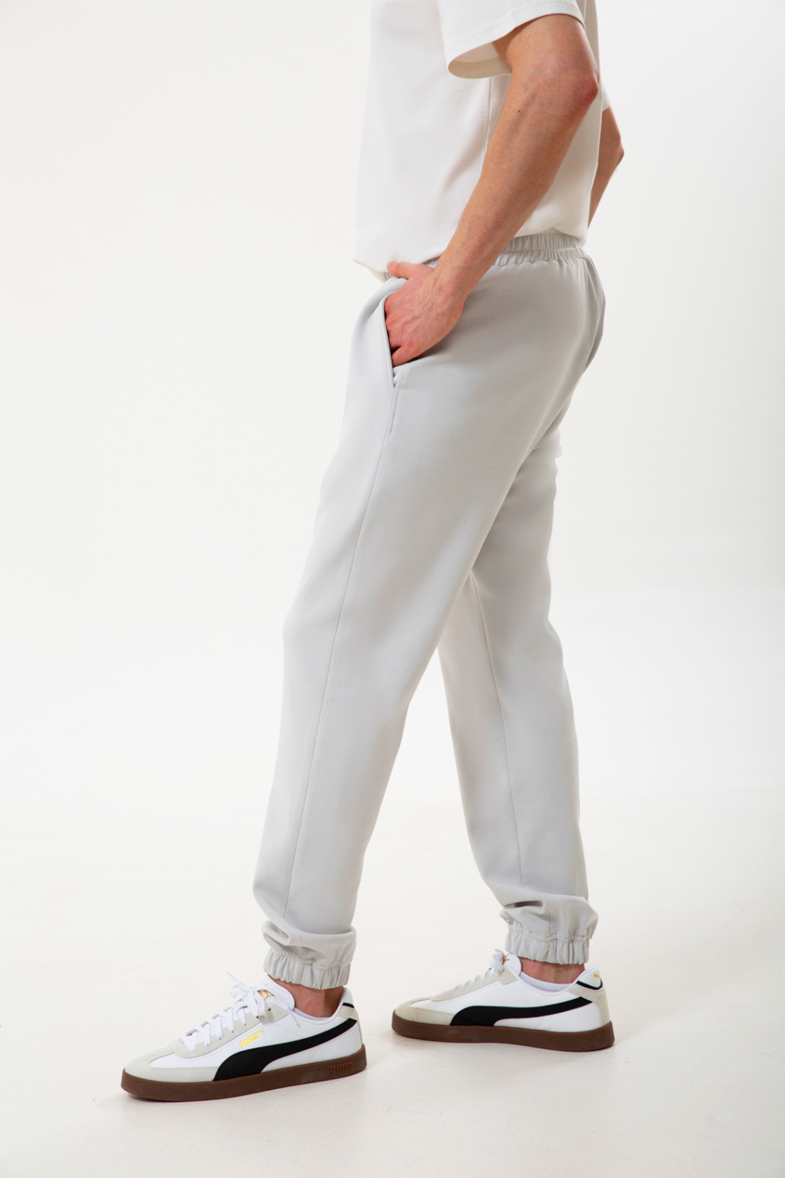 Pamuklu dokusuyla öne çıkan erkek jogger pantolon, rahat kesimi ve esnek yapısıyla gün boyu konfor sunar. Minimal çizgisi sayesinde hem spor stile hem şehir hayatına kolayca uyum sağlayan bu tasarım, bel kısmındaki elastik detayıyla pratik ve özgür bir hareket alanı yaratır. ‘Erkek jogger pantolon’, ‘rahat erkek alt giyim’ ve ‘pamuklu jogger’ aramalarında öne çıkan modern ve kullanışlı bir alternatiftir.