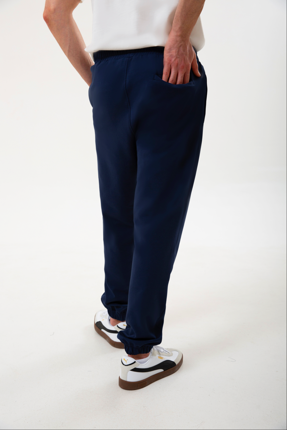 Pamuklu dokusuyla öne çıkan erkek jogger pantolon, rahat kesimi ve esnek yapısıyla gün boyu konfor sunar. Minimal çizgisi sayesinde hem spor stile hem şehir hayatına kolayca uyum sağlayan bu tasarım, bel kısmındaki elastik detayıyla pratik ve özgür bir hareket alanı yaratır. ‘Erkek jogger pantolon’, ‘rahat erkek alt giyim’ ve ‘pamuklu jogger’ aramalarında öne çıkan modern ve kullanışlı bir alternatiftir.