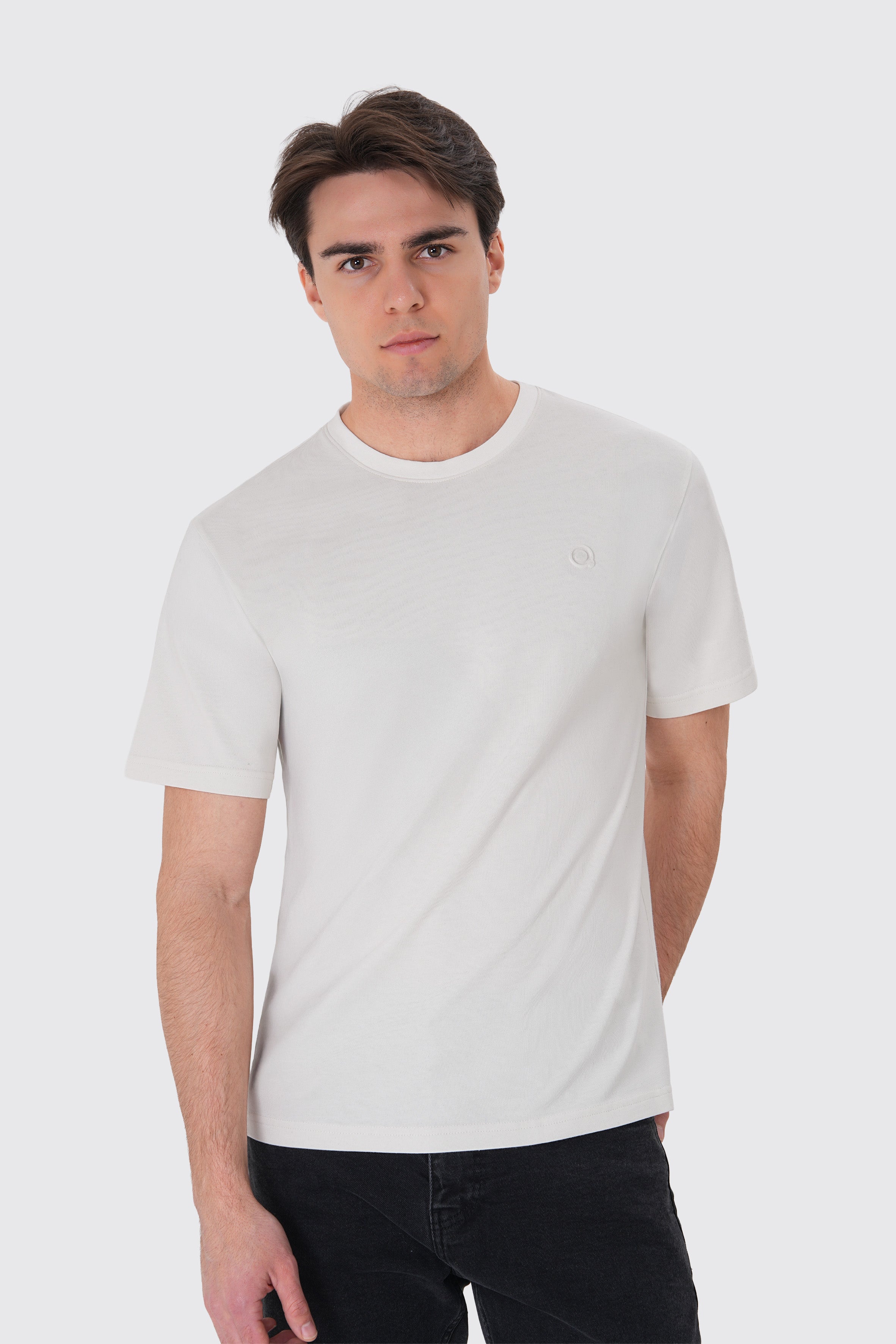 Erkek Beyaz Basic Tişört – %100 Pamuk
Yazın vazgeçilmezi: sade, rahat ve nefes alan kumaş.
Yazlık stilin tamamlayıcısı.
UNIQVIBE ile konforu ve tarzı bir arada yaşa.