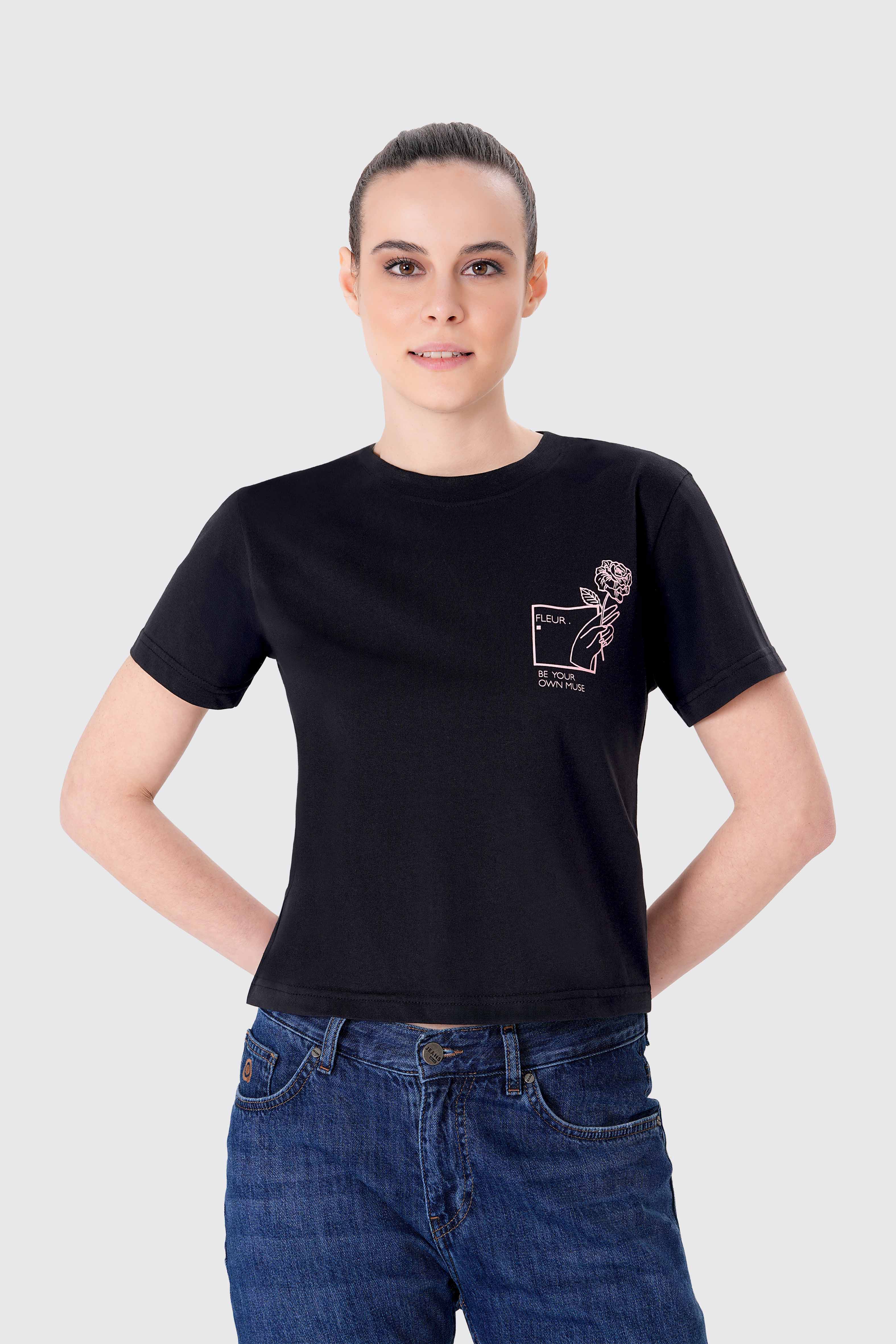 %100 organik pamuktan üretilmiş GOTS sertifikalı kadın crop tişört. Siyah renkli, baskılı ve kısa kollu tasarımıyla yaz aylarında hem konfor hem stil sunar. Sürdürülebilir moda anlayışıyla üretilen bu tişört, doğa dostu kumaşı ve modern kesimiyle günlük kombinler için ideal bir parça.
