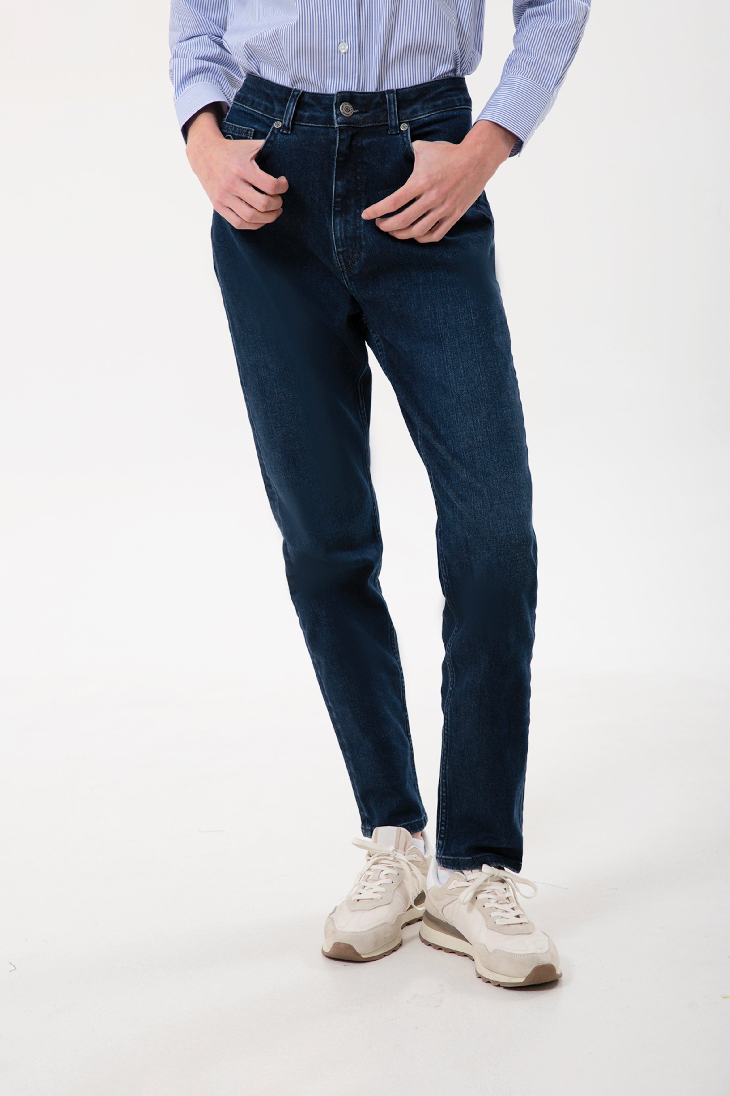 Yüksek bel ve rahat kesimiyle öne çıkan organik pamuk kadın mom jean, gün boyu konfor sunan zamansız bir parçadır. Dayanıklı denim dokusu uzun ömürlü kullanım sağlarken, mom fit formu doğal bir siluet oluşturur. Şehir temposuna uyum sağlayan bu denim pantolon kadın modeli, basic tişörtlerden gömleklere kadar pek çok kombinle zahmetsizce uyum sağlar.