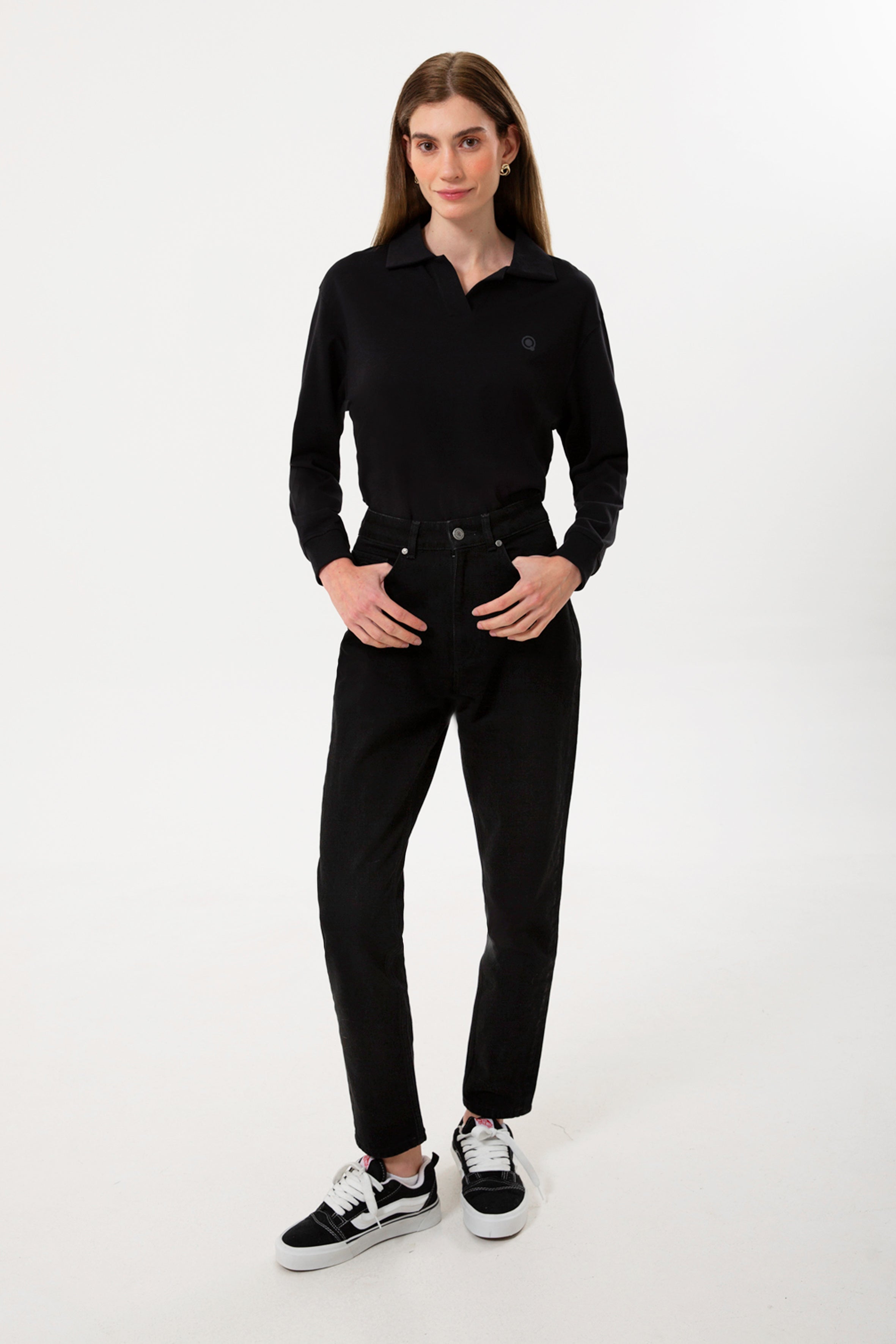 Yüksek bel ve rahat kesimiyle öne çıkan organik pamuk kadın mom jean, gün boyu konfor sunan zamansız bir parçadır. Dayanıklı denim dokusu uzun ömürlü kullanım sağlarken, mom fit formu doğal bir siluet oluşturur. Şehir temposuna uyum sağlayan bu denim pantolon kadın modeli, basic tişörtlerden gömleklere kadar pek çok kombinle zahmetsizce uyum sağlar.